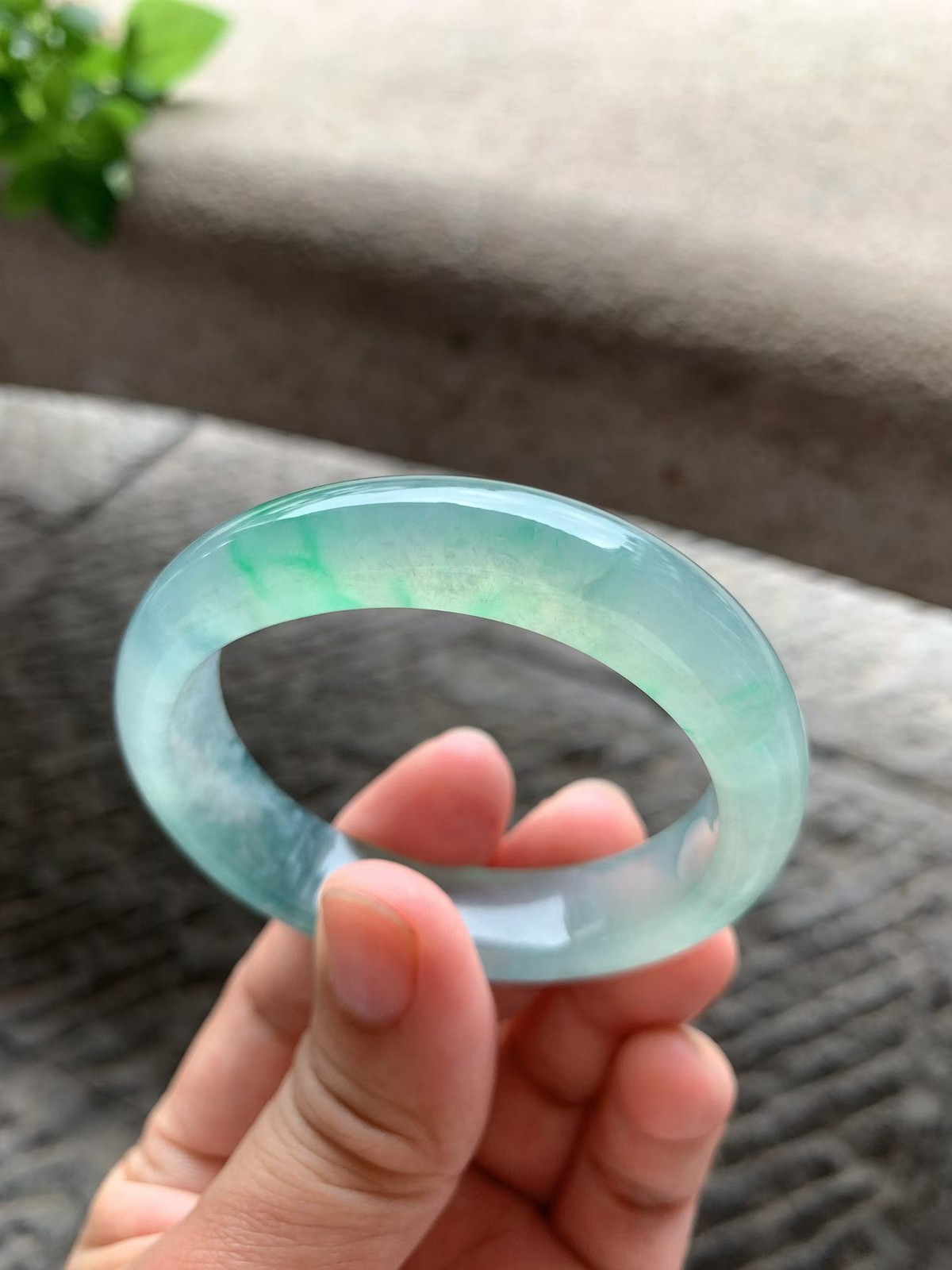 老坑种冰绿蓝花贵妃手镯尺寸52*13*8/44.5（换正圈49）老坑种水，冰透十足，水足充盈，起光起胶，绿花鲜亮，灵动又富有生机，上手端庄大气！