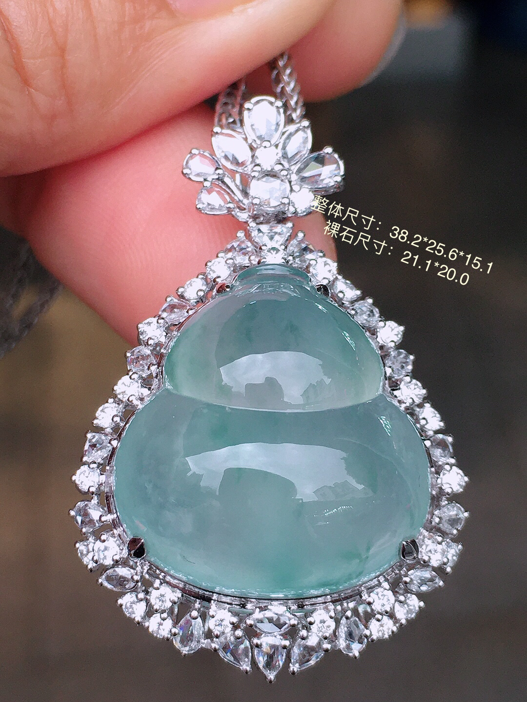 冰飘花葫芦吊坠，色泽艳丽，玉质细腻，荧光感超
强，饱满圆润，尽显优雅气质，18k
金豪华镶嵌