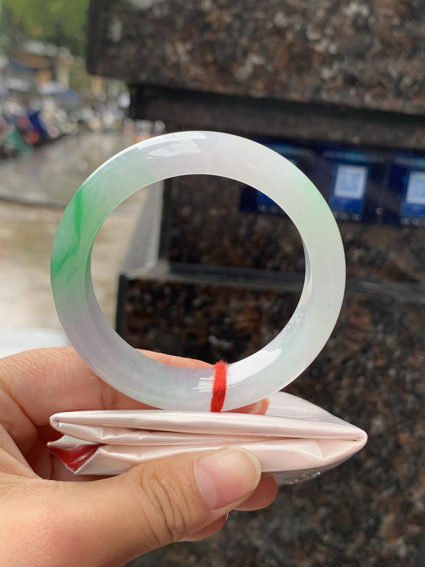 冰春彩正圈，53.5-13.2-9，0423-N517，打灯纹裂，不扣，底妆水润，淡淡粉底色飘阳绿花，气质温婉而迷人。