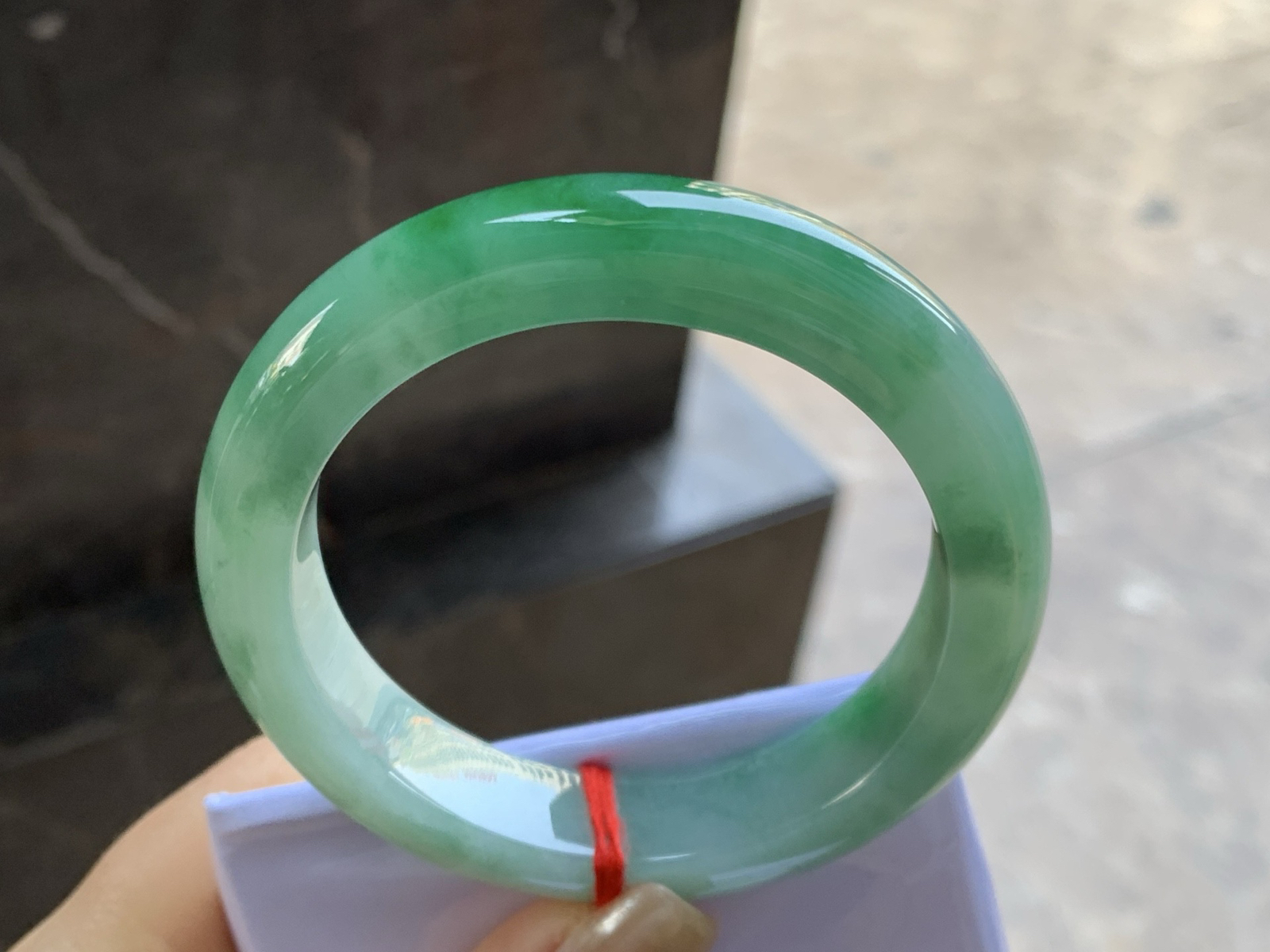 55-12.9-9.5

辣绿色手镯^_^底子细腻 绿色浓郁