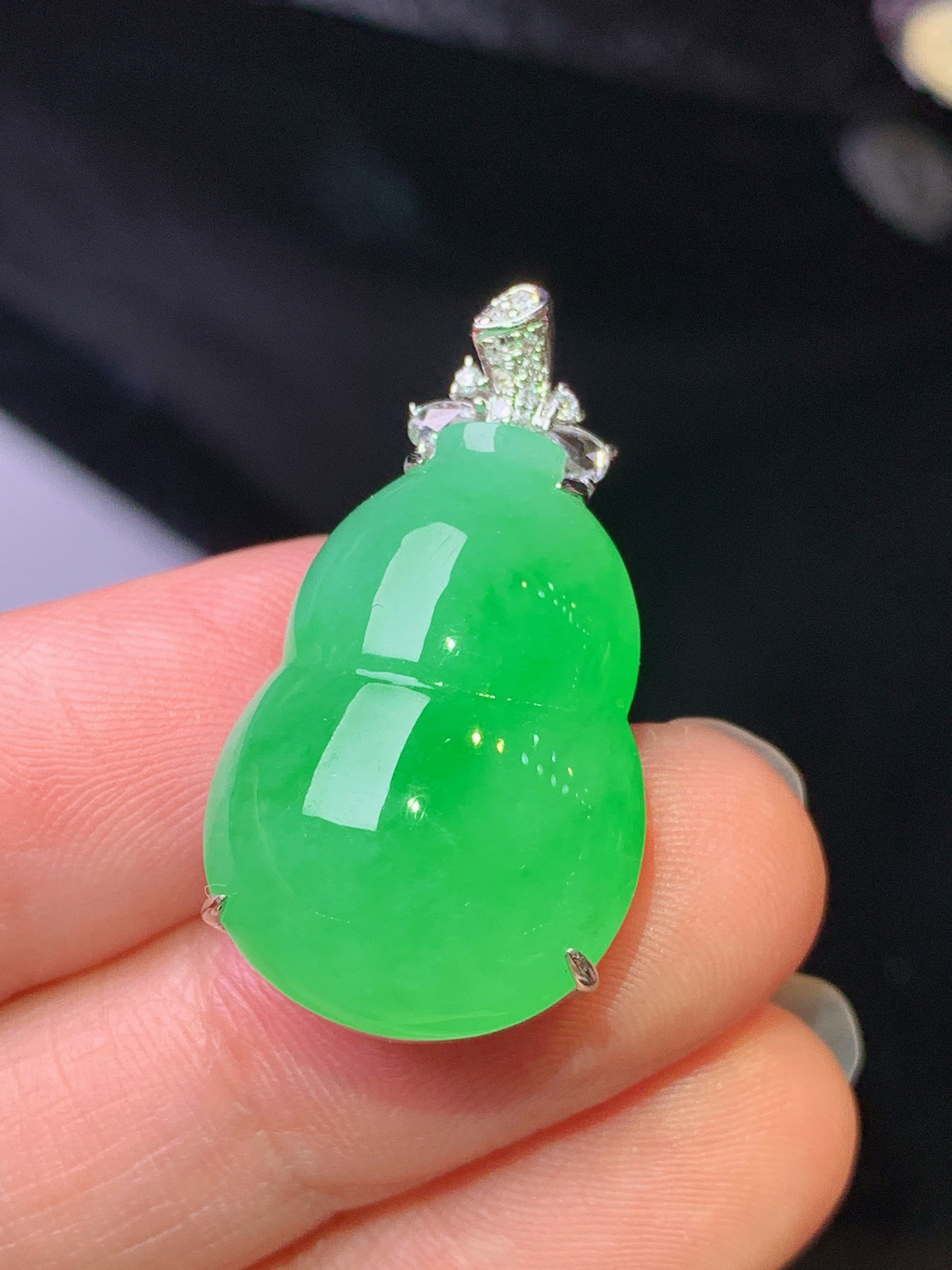 18k金钻镶嵌翠绿葫芦吊坠 玉质细腻 色泽清新艳丽 整体尺寸29.3*16.2*9.7