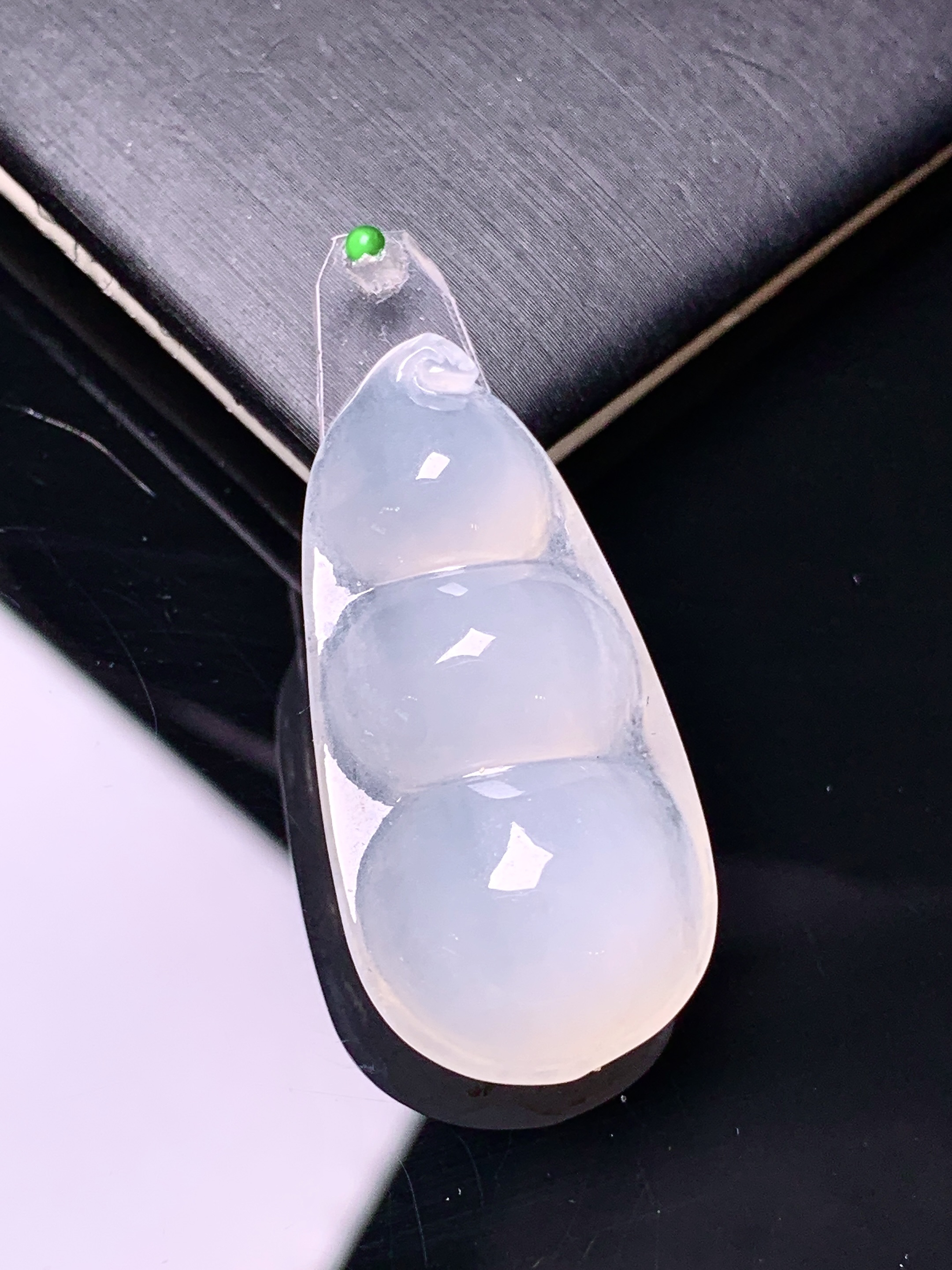 镶嵌款 冰种四季豆吊坠 玉质细腻 色泽艳丽清新 水润亮眼 整体尺寸33.2*16.5*7.2*2x