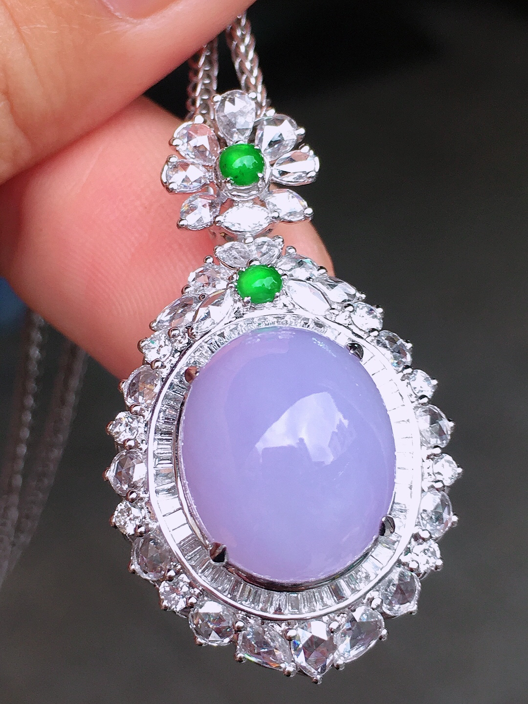 紫罗兰蛋面吊坠，色泽均匀艳丽，玉质细腻，荧光感超
强，饱满圆润，尽显优雅气质，18k
金豪华镶嵌