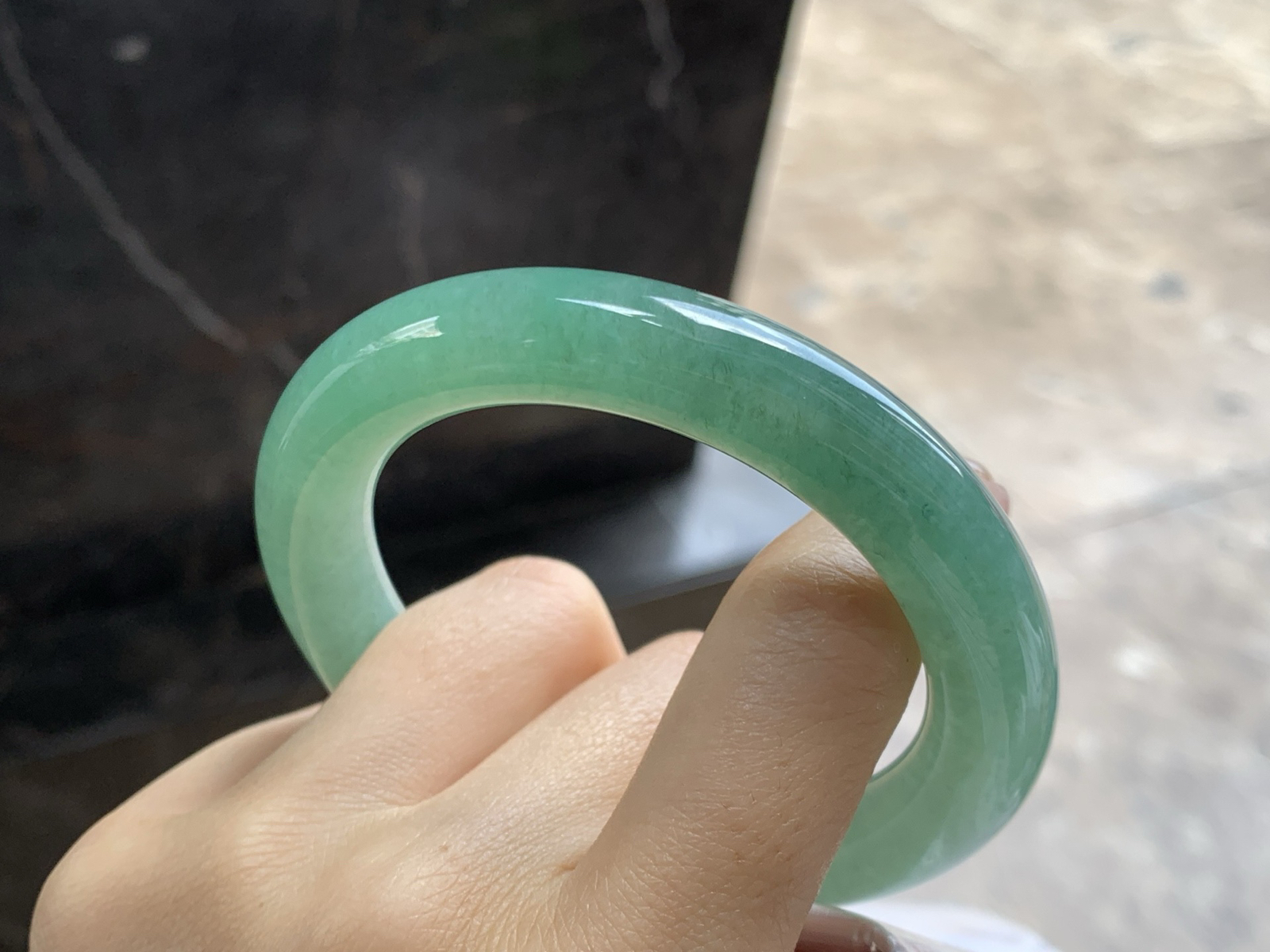 55-11

细糯满色圆条手镯^_^有种有色～上手漂亮耐看