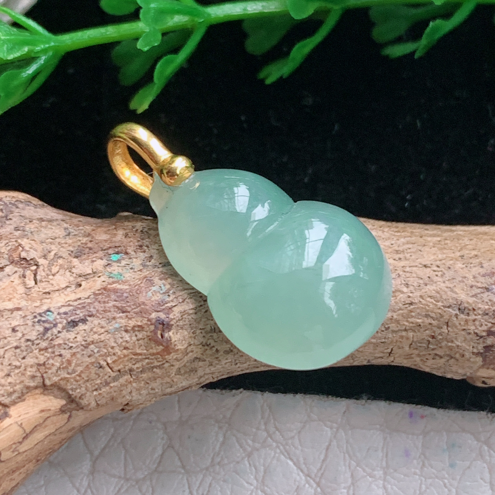 axm实拍23*12.8*5.8缅甸翡翠冰睛水小葫芦吊坠镶金平安锁骨坠