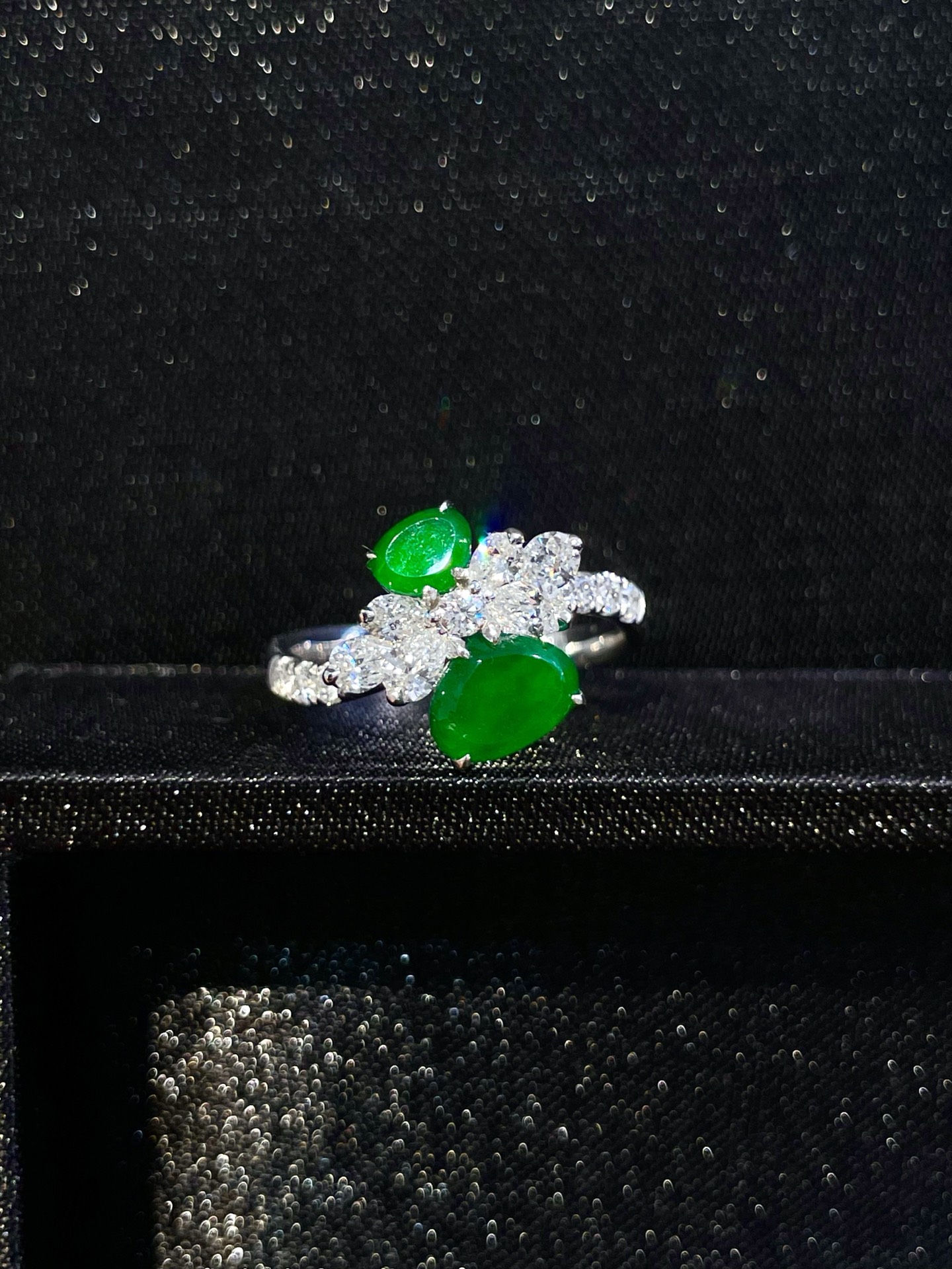 ️ 18K阳绿水滴戒指，翠色浓郁匀净，梯方钻与满钻围镶交错排布，钻火璀璨流光，线条灵动优雅，尺寸：