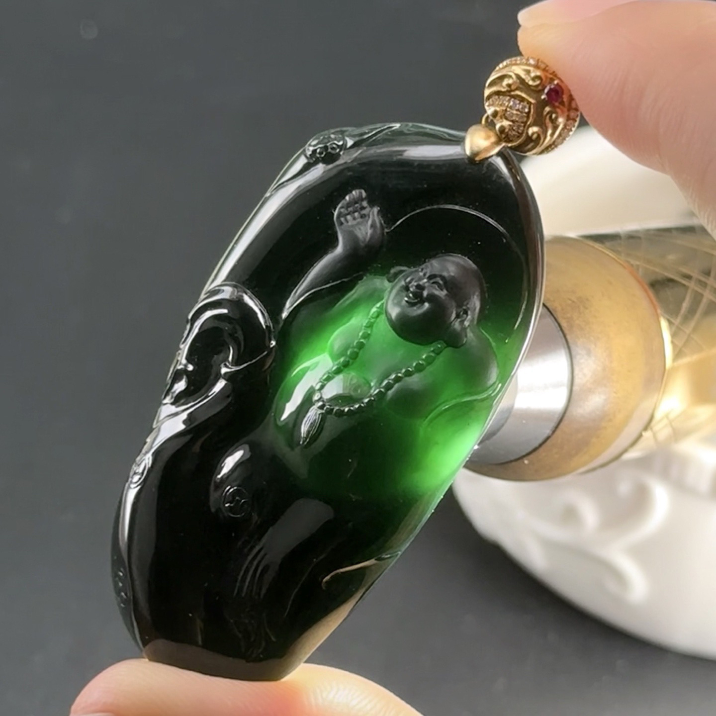 精品18k墨翠逍遥佛 种好色正 黑度极好 打灯通透 油性十足  尺寸58.9