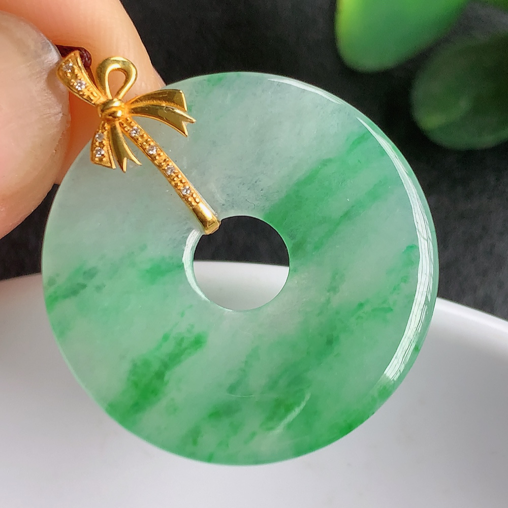 18k金冰润飘绿平安环翡翠吊坠，质地细腻，清秀高雅，饱满圆润  款式大方经典，颜色鲜艳，沁人心脾，高