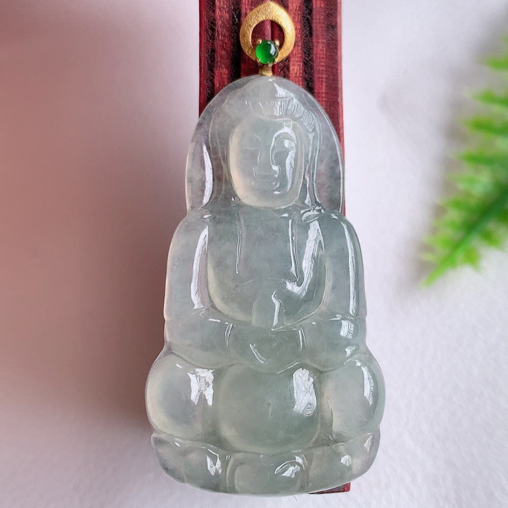 18k金扣冰润精雕观音吊坠，法相端庄大气，工艺精湛，种色浓郁，细腻饱满冰润，种老水足，收藏佳品，佩戴