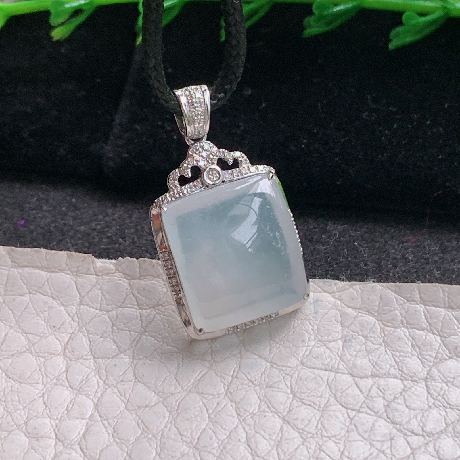 axm实拍26.3*14.8*6.8缅甸翡翠冰种无事牌小吊坠18k镶金平安锁骨坠