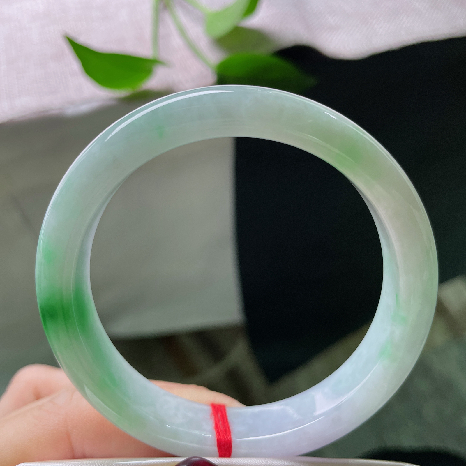 57.1/12/8.1，春彩正圈，是丁香路过黎明时，遗落的薄雾。一点皮纹不显，ss51285a..