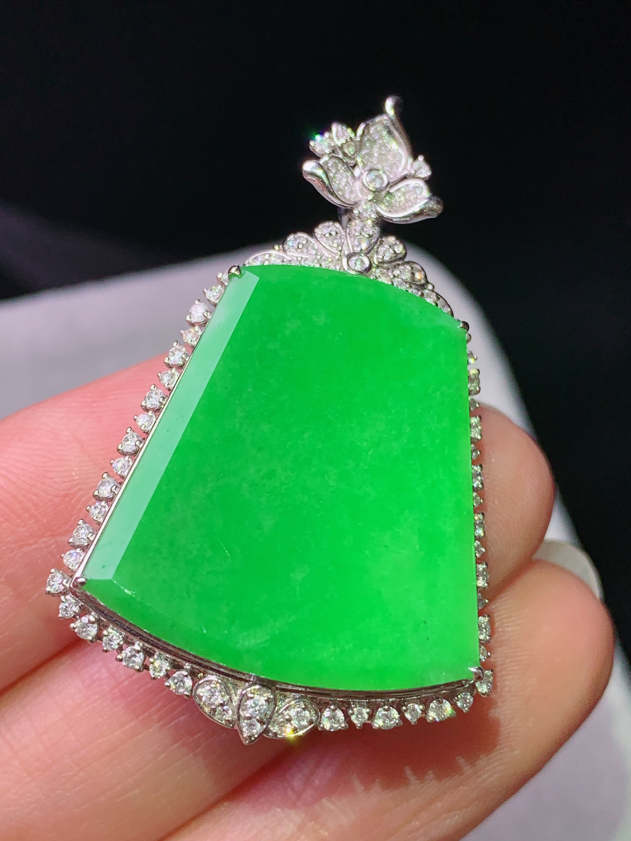 18k金钻镶嵌阳绿无事牌吊坠 玉质细腻 色泽艳丽清新 水润亮眼 整体尺寸40.6*25.8*9.5k1