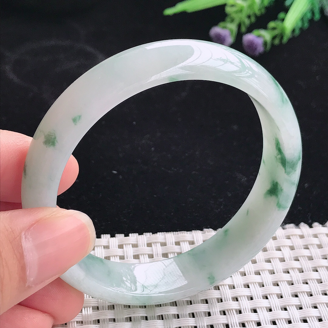 实拍A货翡翠56.8/13.9/7老坑精美温润飘花手镯宽边玉镯平安镯