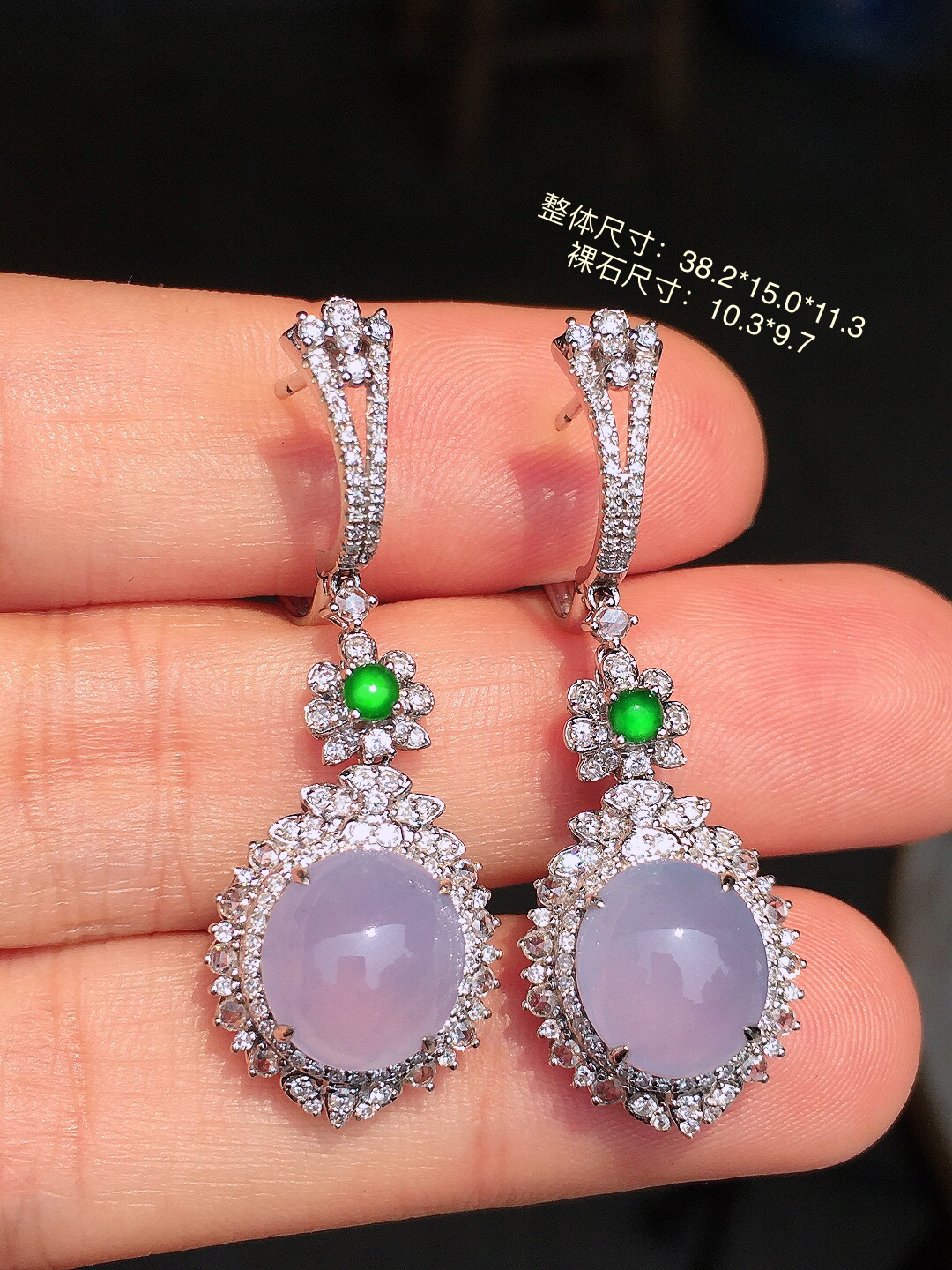 冰紫罗兰蛋面耳坠，色泽均匀艳丽，玉质细腻，荧光感超
强，饱满圆润，尽显优雅气质，18k
金豪华镶嵌