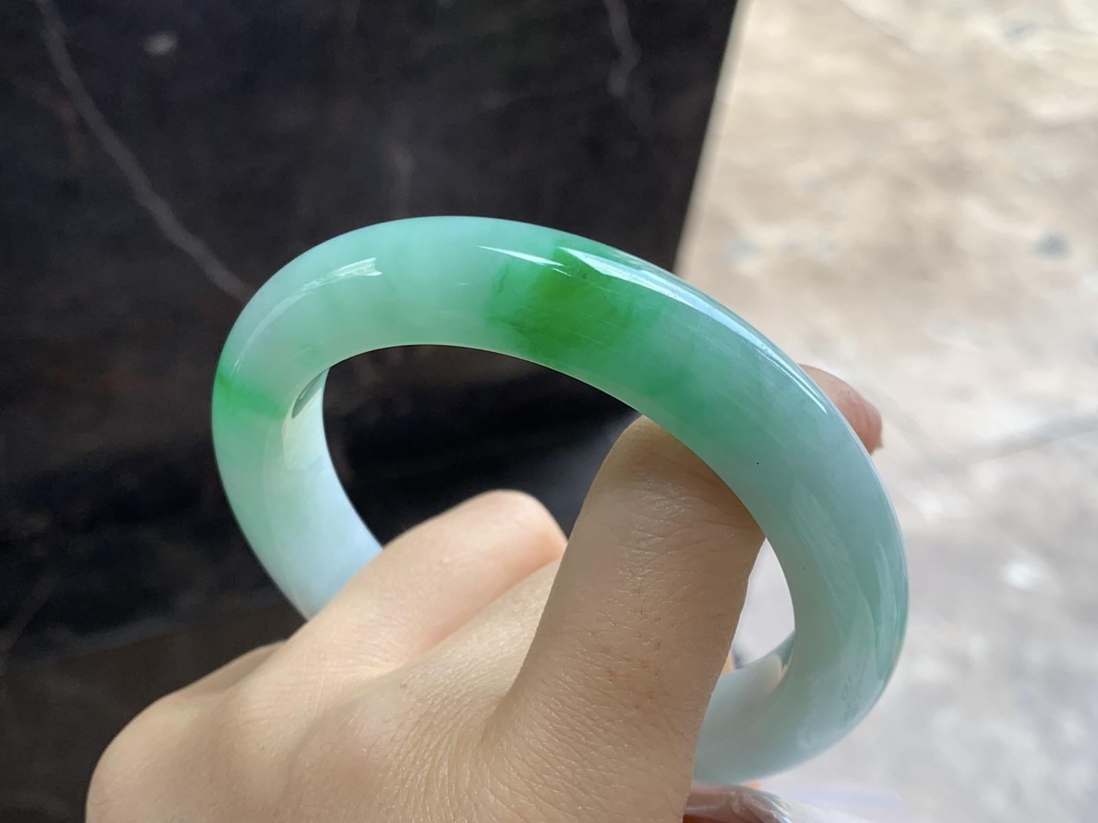 59-12-10

辣绿色手镯^_^底子细腻 大圈口 色辣大气