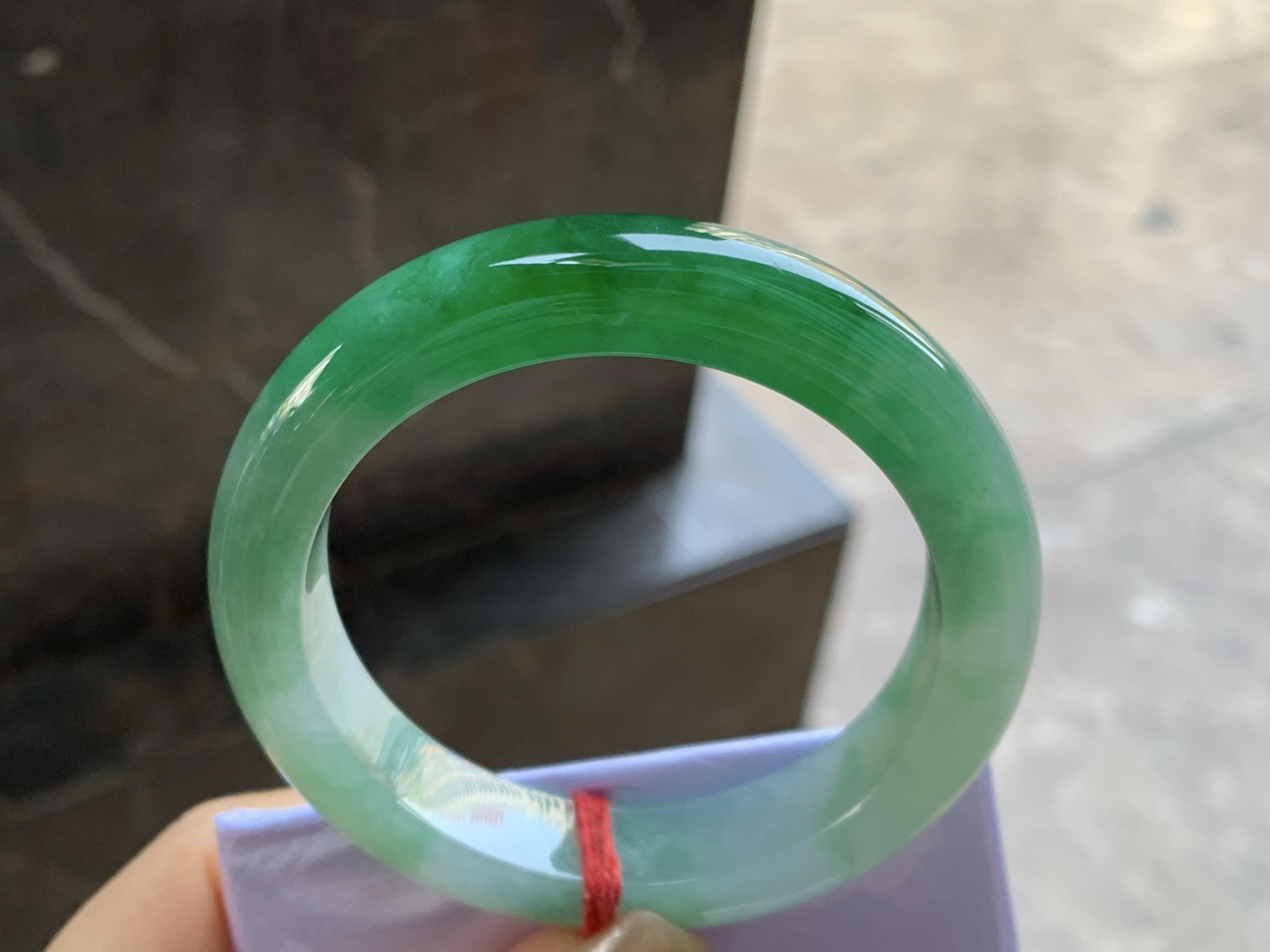 53-12.3-9

辣绿色手镯^_^底子细腻 绿色浓郁