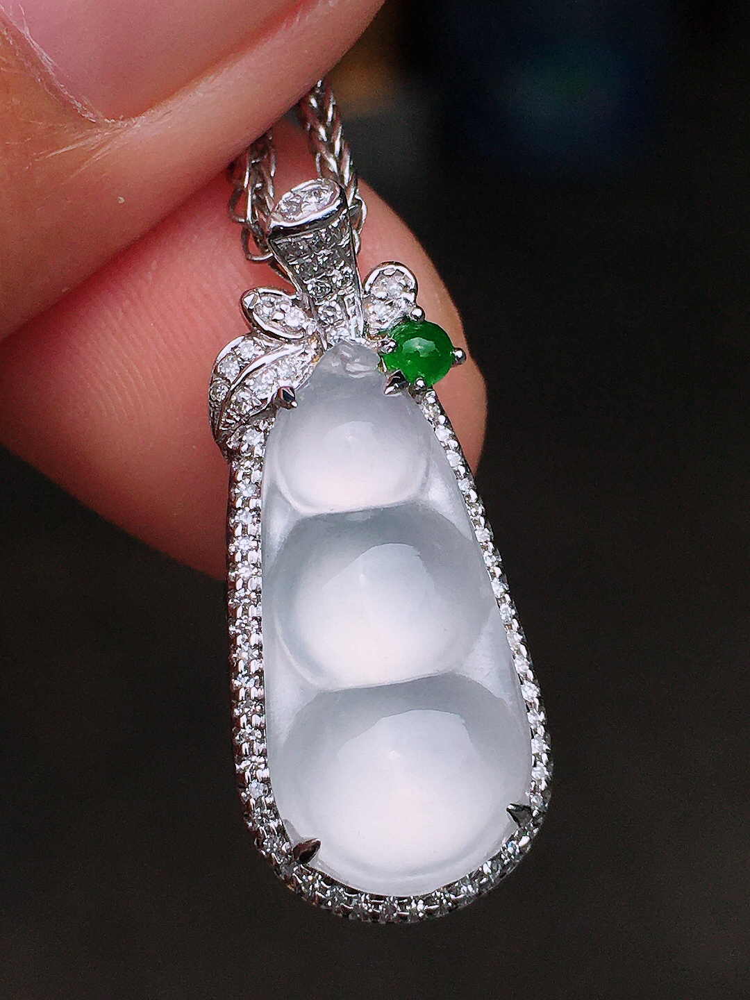 冰种福豆吊坠，玉质细腻，荧光感超
强，饱满圆润，尽显优雅气质，18k
金豪华镶嵌