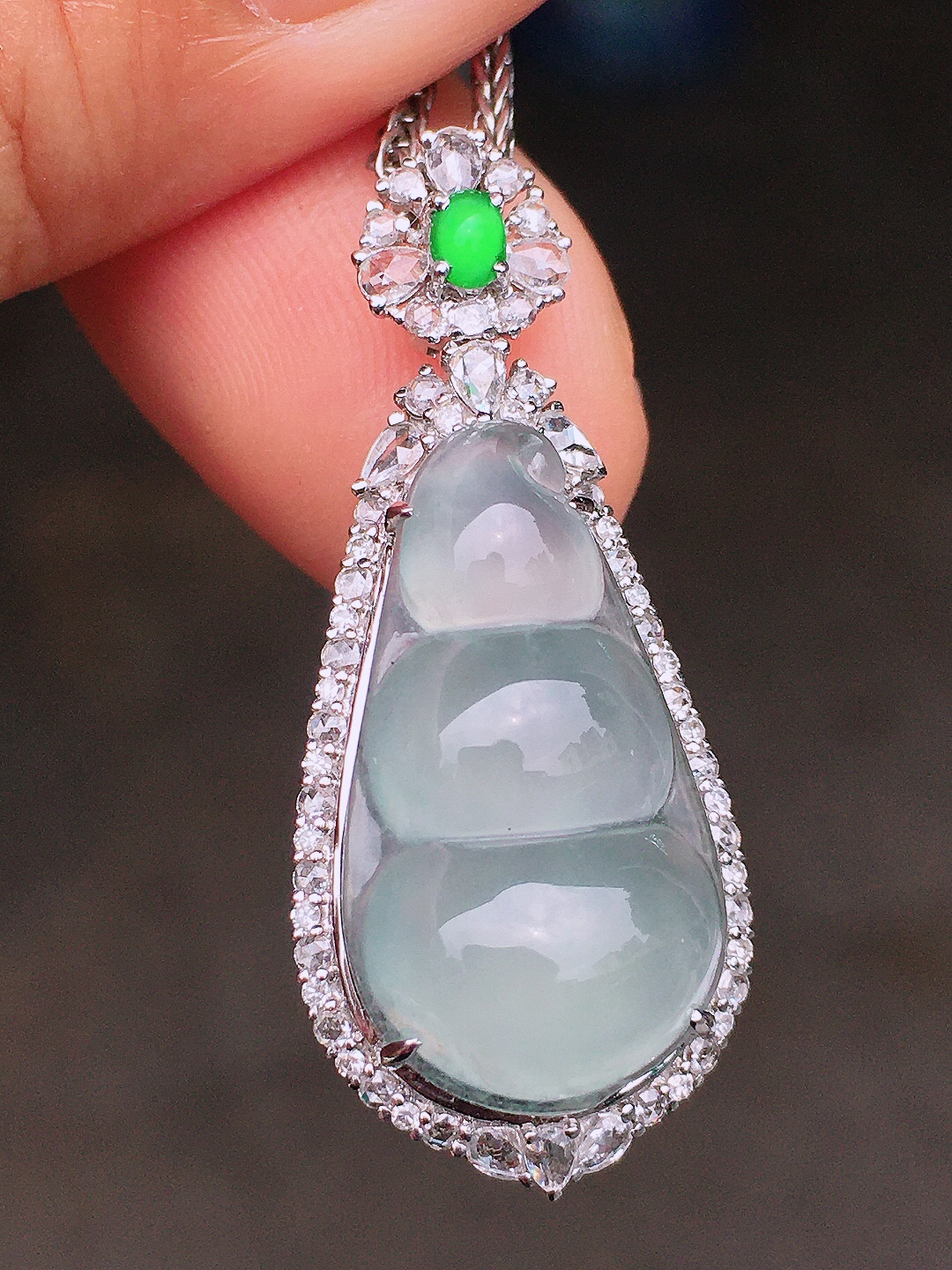 冰种福豆吊坠，玉质细腻，荧光感超
强，饱满圆润，尽显优雅气质，18k
金豪华镶嵌