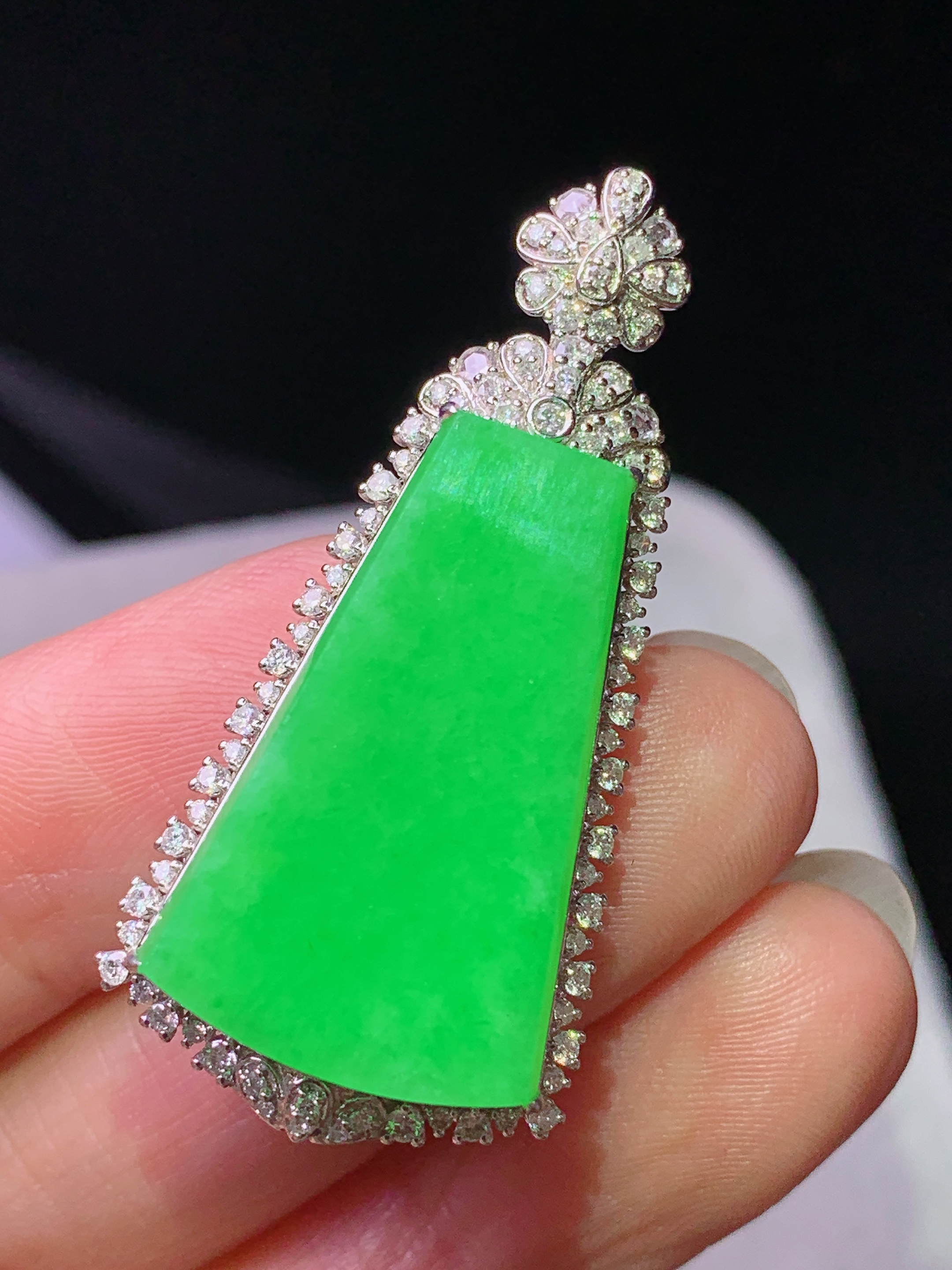 18k金钻镶嵌阳绿无事牌吊坠 玉质细腻 色泽艳丽清新 水润亮眼 整体尺寸40.5*19*10.2k1