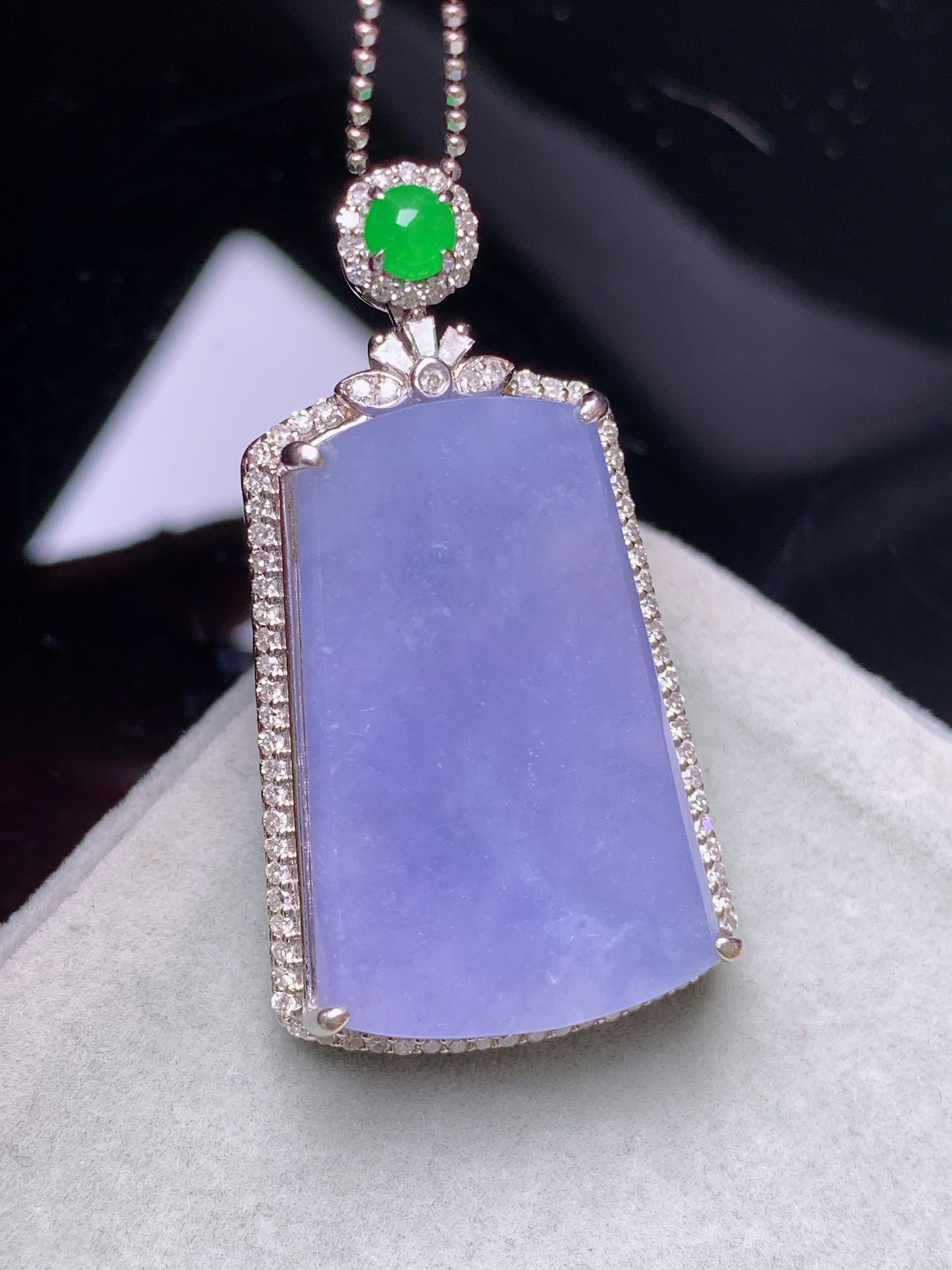 18k金钻镶嵌紫罗兰无事牌吊坠 玉质细腻 色泽艳丽清新 水润亮眼 整体尺寸36.8*20*7.8b2