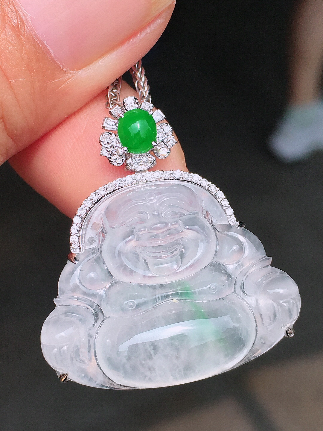 冰飘绿佛公吊坠，色泽艳丽，玉质细腻，荧光感超
强，饱满圆润，尽显优雅气质，18k
金豪华镶嵌