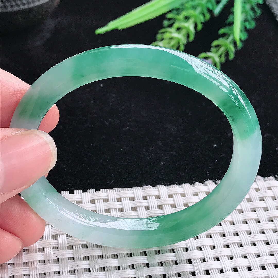 实拍A货翡翠53.5/45.6/8.6/7.5老坑冰胶果冻飘蓝花贵妃手镯宽边玉镯平安镯