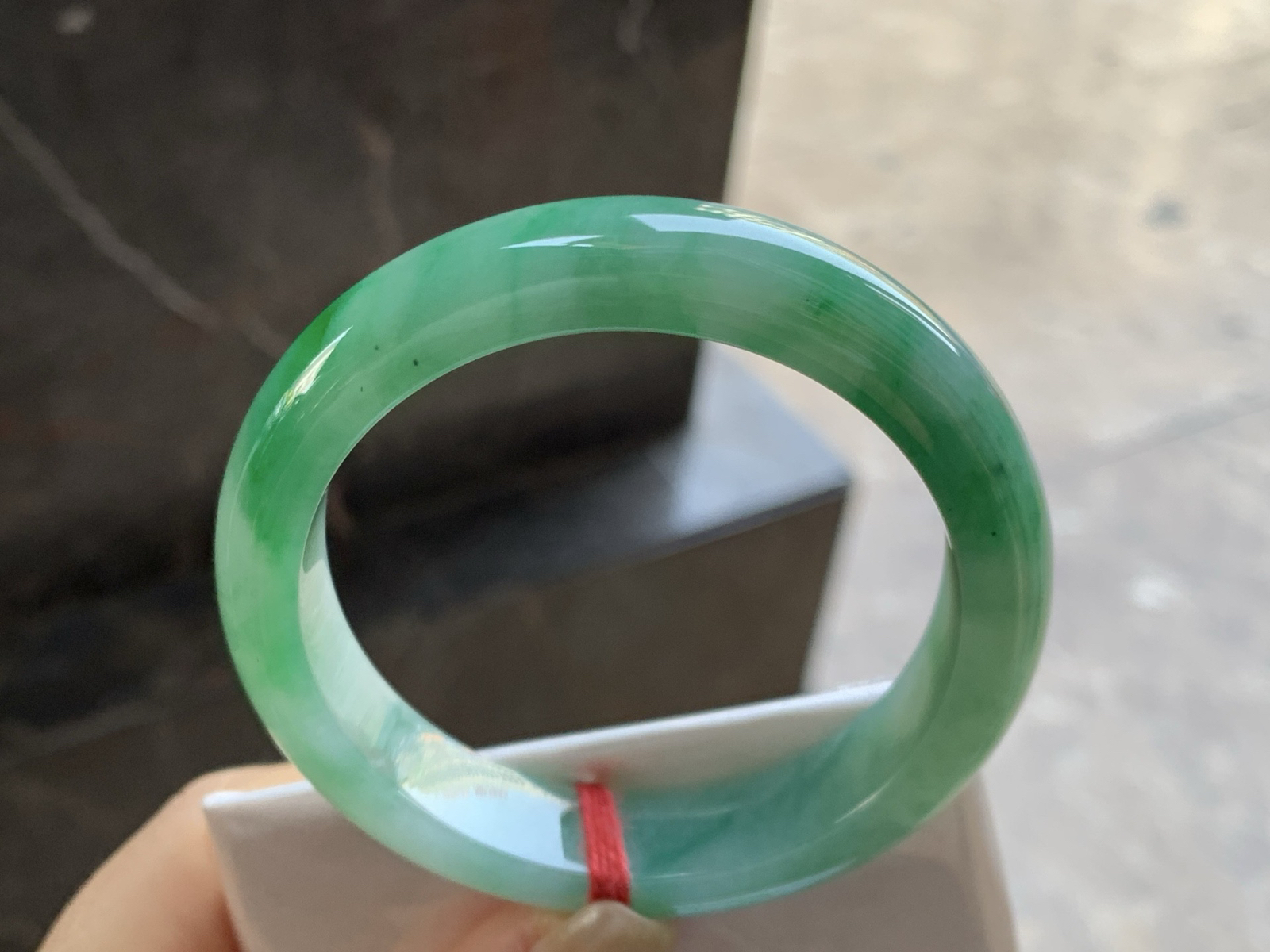 55-12.4-8.3

细糯带色手镯^_^底子细腻 绿色浓郁