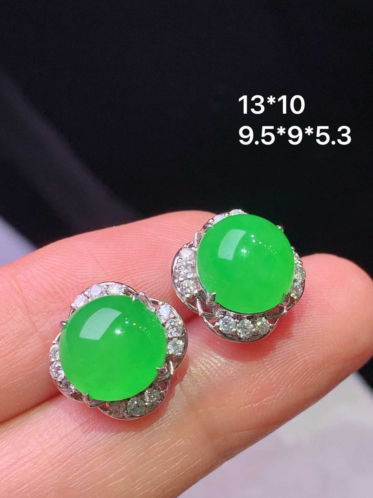 18k金钻镶嵌冰阳绿蛋面耳钉 玉质细腻 色泽艳丽清新 水润亮眼 整体尺寸13*10d3