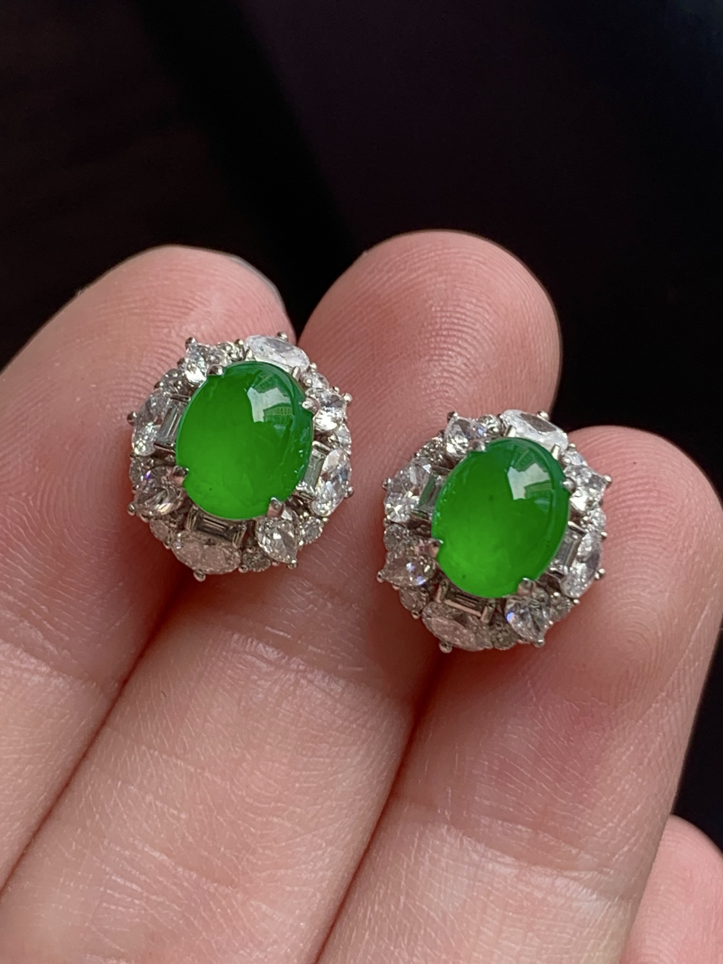 ️，18k金镶嵌蛋面耳钉，种老细腻，色阳浓郁起胶，尺寸：成品：12.1*11*8.1，裸石：7.3*5.8，b17422