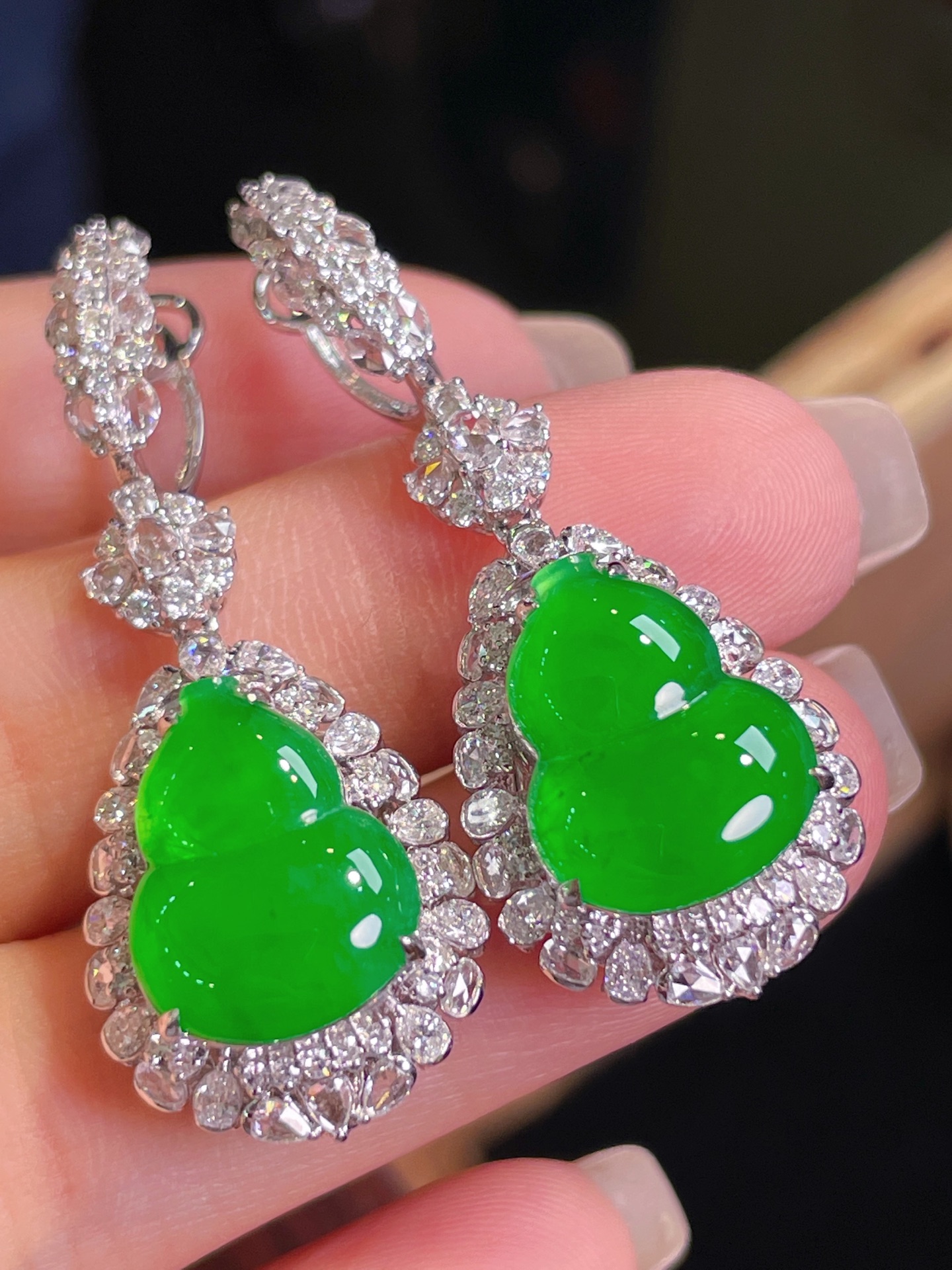 ️超值，翡翠A货 葫芦耳环，阳绿满色，料子冰润细腻，种老起光，18k金镶真钻，上身佩戴效果很好40.2/15.8/11.5裸石14.5/11.6/3