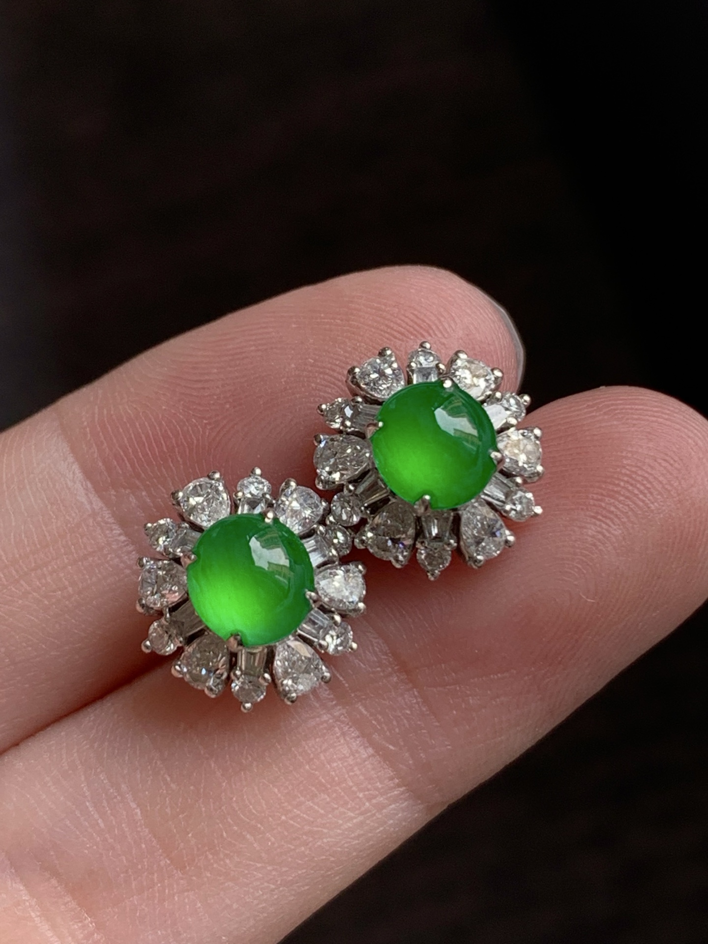 ️【18K金镶嵌蛋面耳钉】种老细腻，色阳浓郁起胶，尺寸：成品：11.5*11.5*7.7，裸石：6.1*5.7,b17422