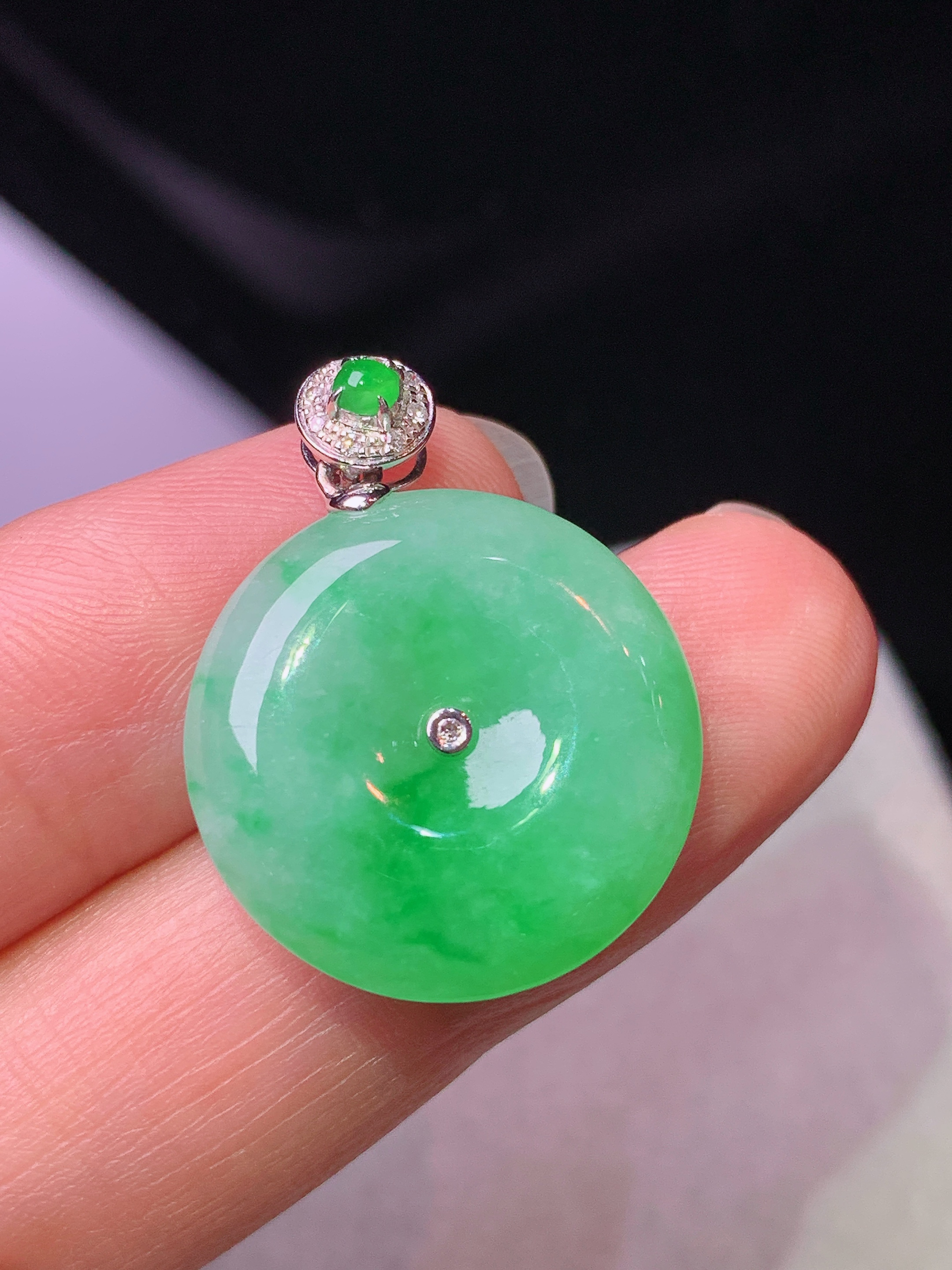 18k金钻镶嵌阳绿平安扣吊坠 玉质细腻 色泽艳丽清新 水润亮眼 整体尺寸25.2*19*5b2