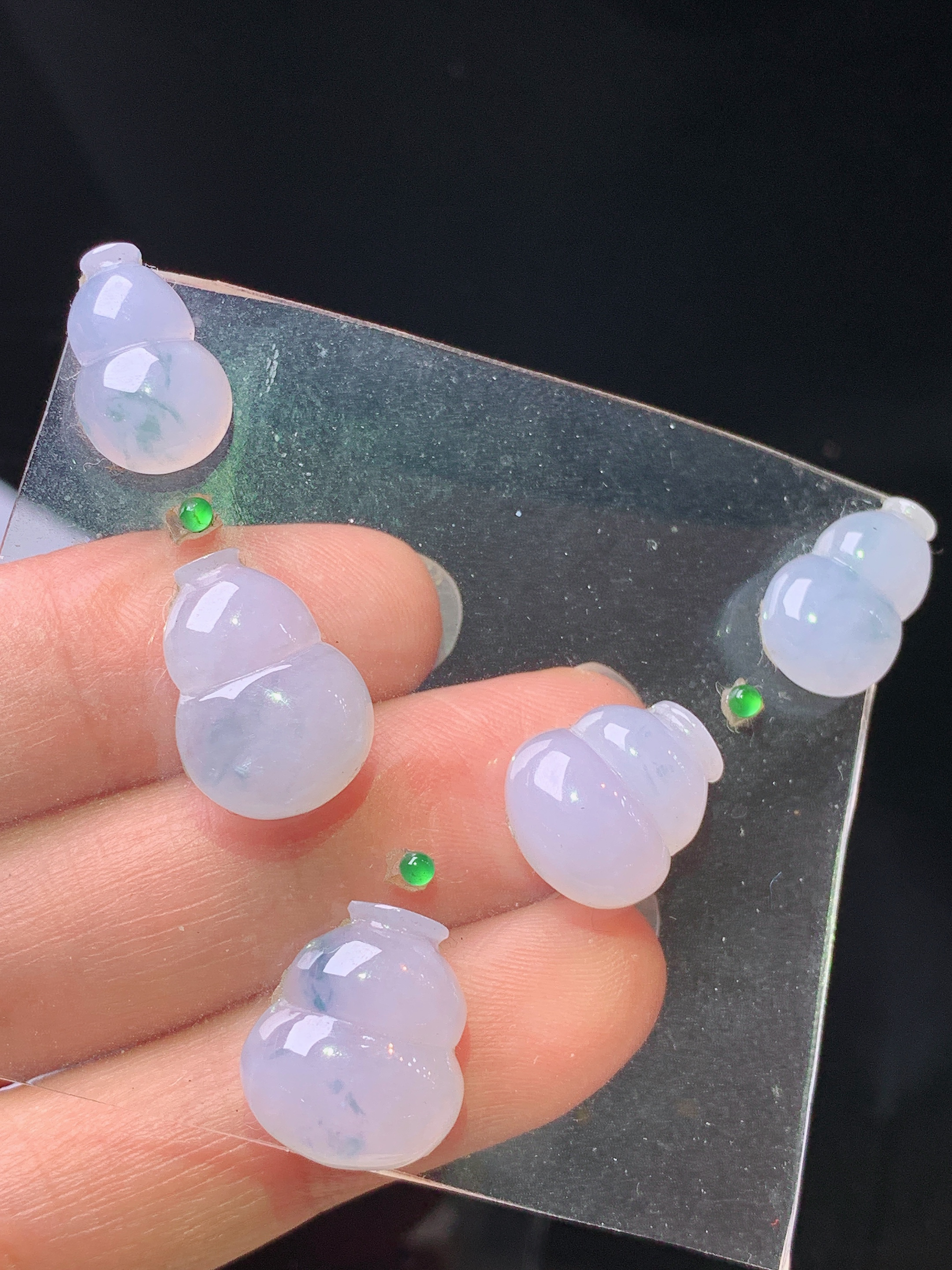 镶嵌款 淡紫罗兰葫芦一手 玉质细腻 色泽艳丽清新 水润亮眼 整体尺寸12.3*8.7*4.2*2x