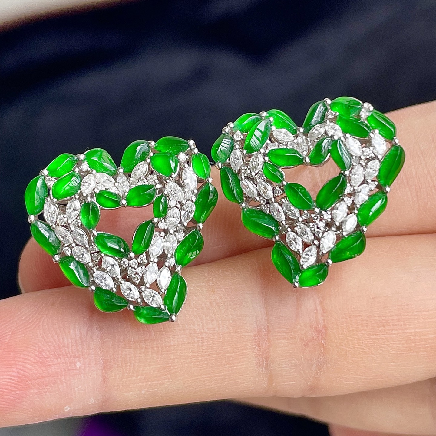 ️，缅料冰阳绿爱心耳钉，色辣，18k金镶嵌，饱满水润，无裂，裸石尺寸16.7/14.5/7.5，编码0422好数字