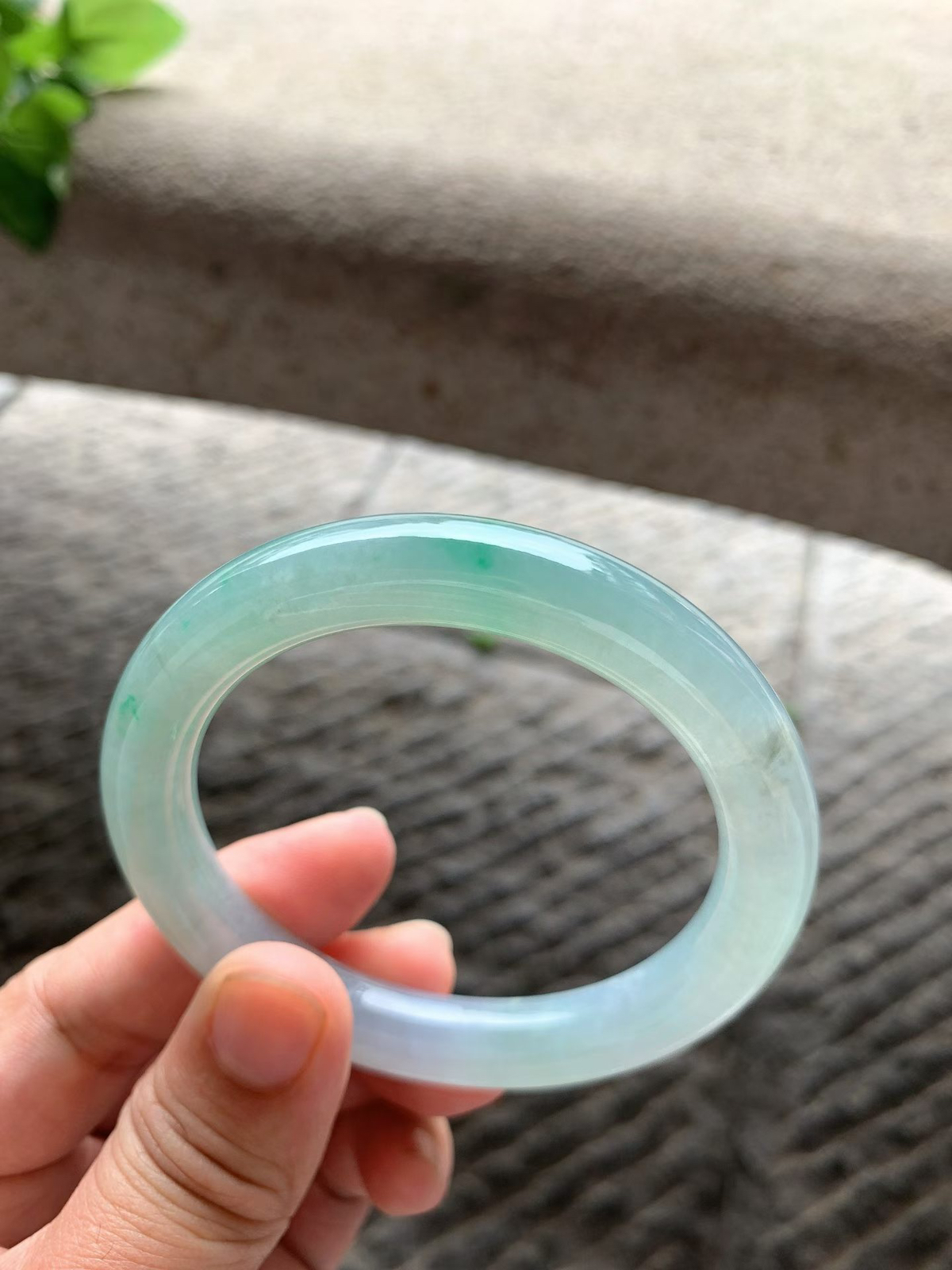 飘阳绿圆条手镯尺寸55.5*10.5*10 种质细腻，水润光泽，翠色鲜亮，灵动轻盈！