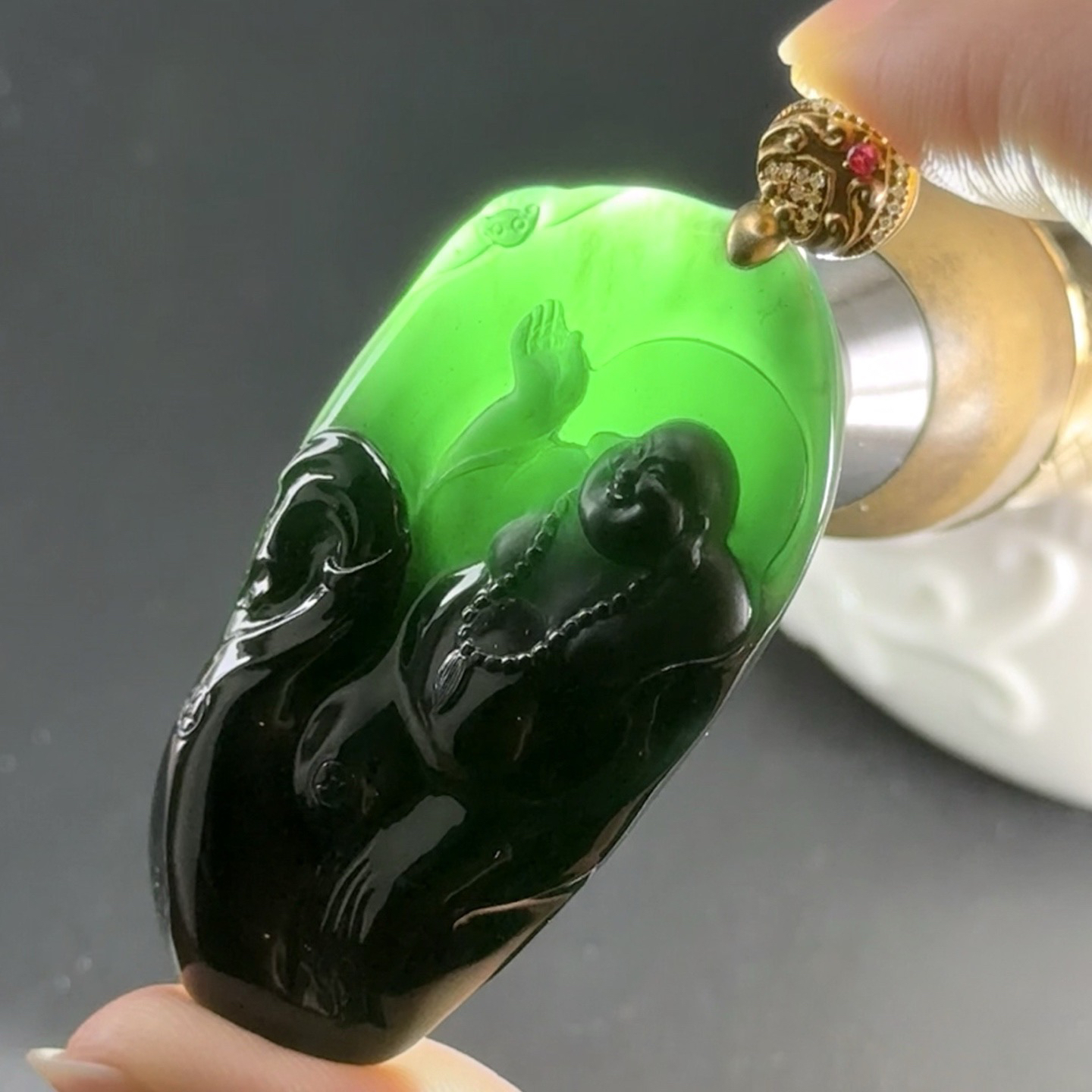 精品18k墨翠逍遥佛 种好色正 黑度极好 打灯通透 油性十足  尺寸58.9