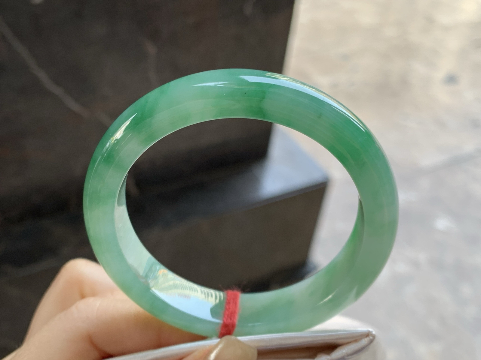 55-12.4-8.3

细糯带色手镯^_^底子细腻 绿色浓郁