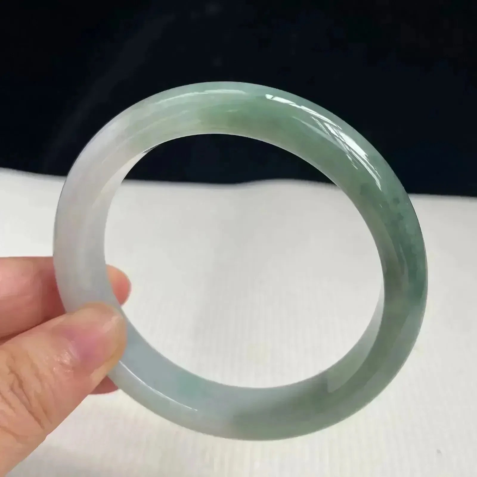 58.7圈口天然翡翠飘绿好种水正圈手镯56.76 克