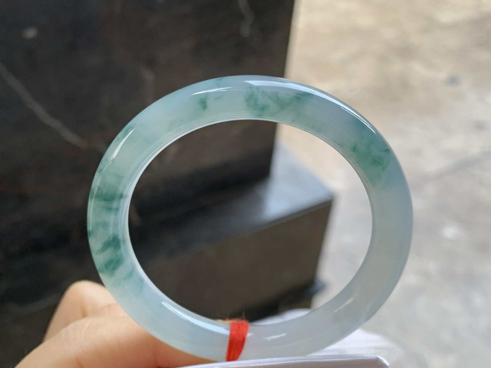 51-8.5-8.2
飘花圆条手镯^_^

底子细腻干净 飘花点缀