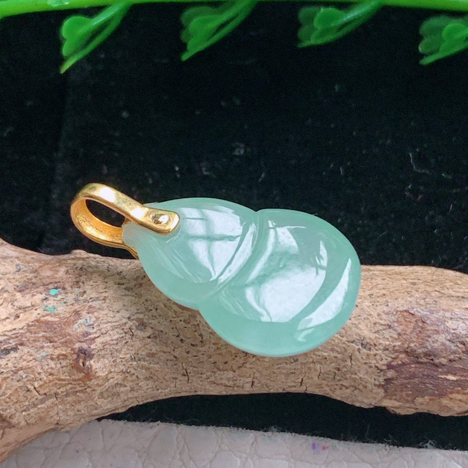 axm实拍23*12.8*5.8缅甸翡翠冰睛水小葫芦吊坠镶金平安锁骨坠