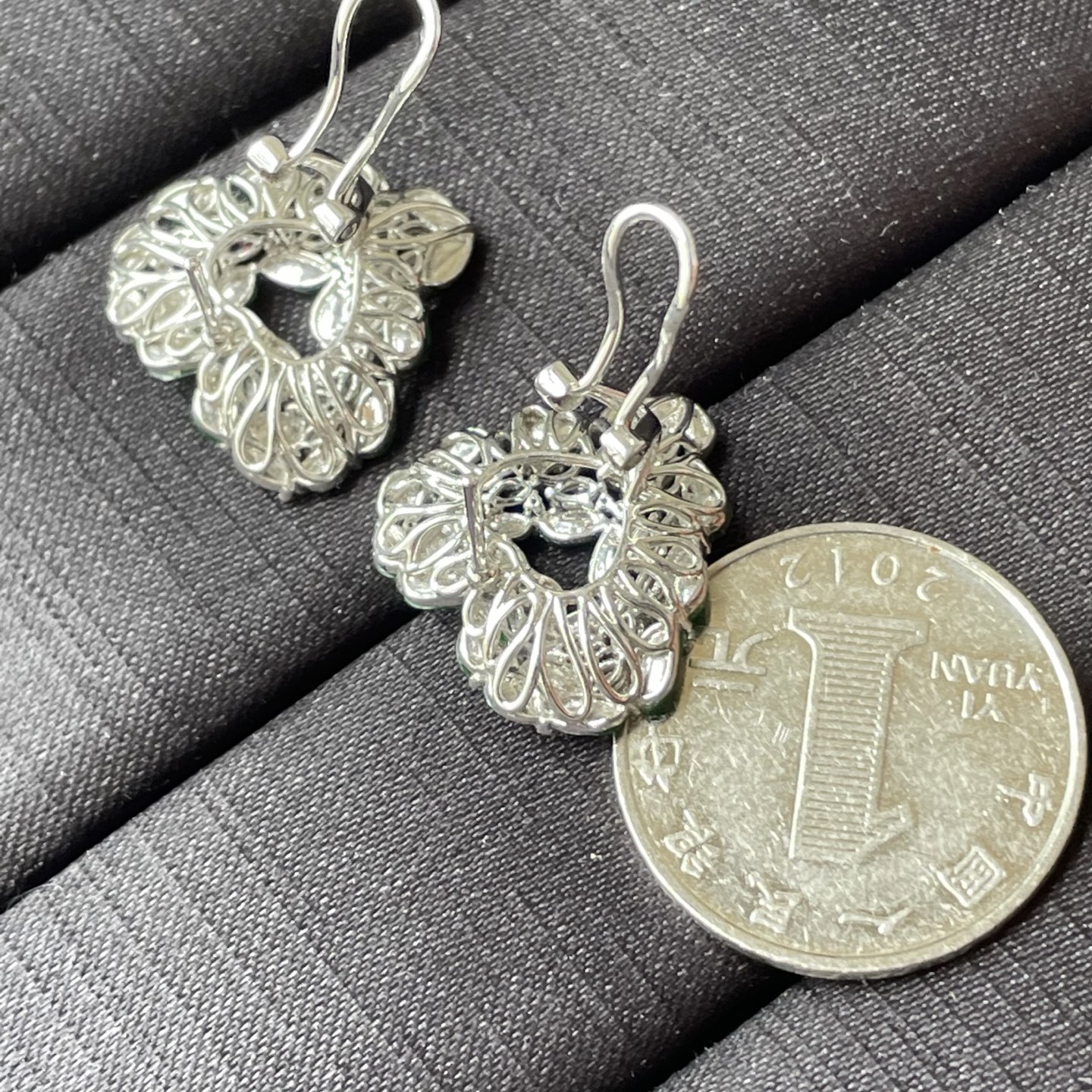 ️，缅料冰阳绿爱心耳钉，色辣，18k金镶嵌，饱满水润，无裂，裸石尺寸16.7/14.5/7.5，编码0422好数字