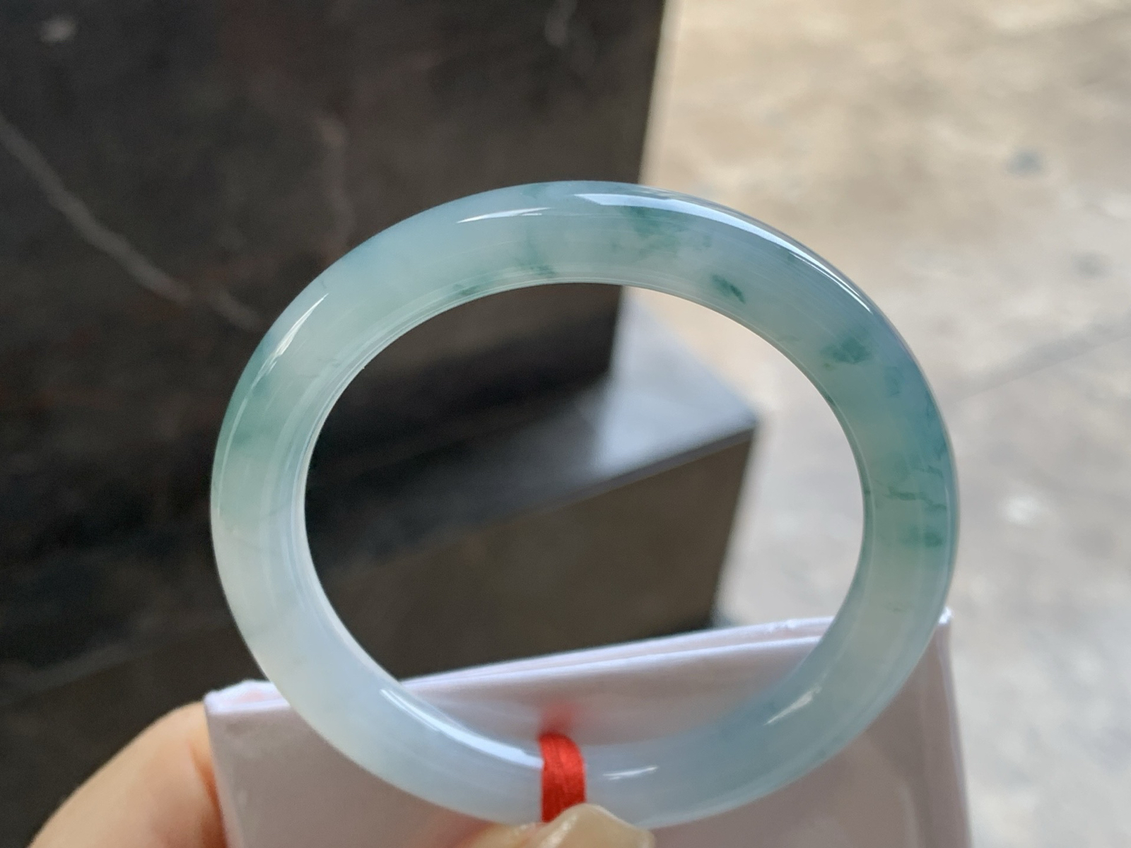 51-8.5-8.2
飘花圆条手镯^_^

底子细腻干净 飘花点缀