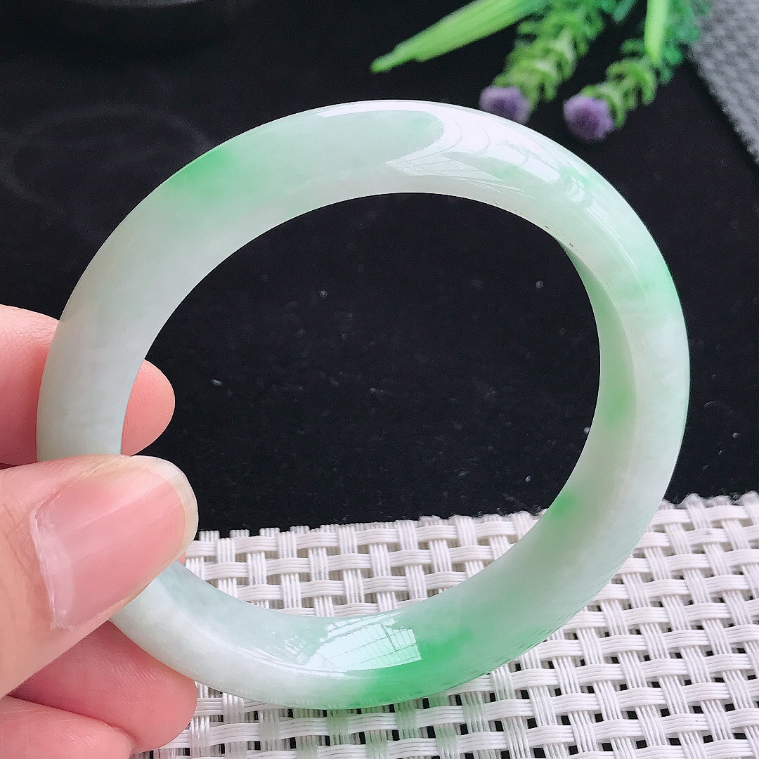 实拍A货翡翠56.8/12.6/8.6老坑精美温润飘绿手镯宽边玉镯平安镯