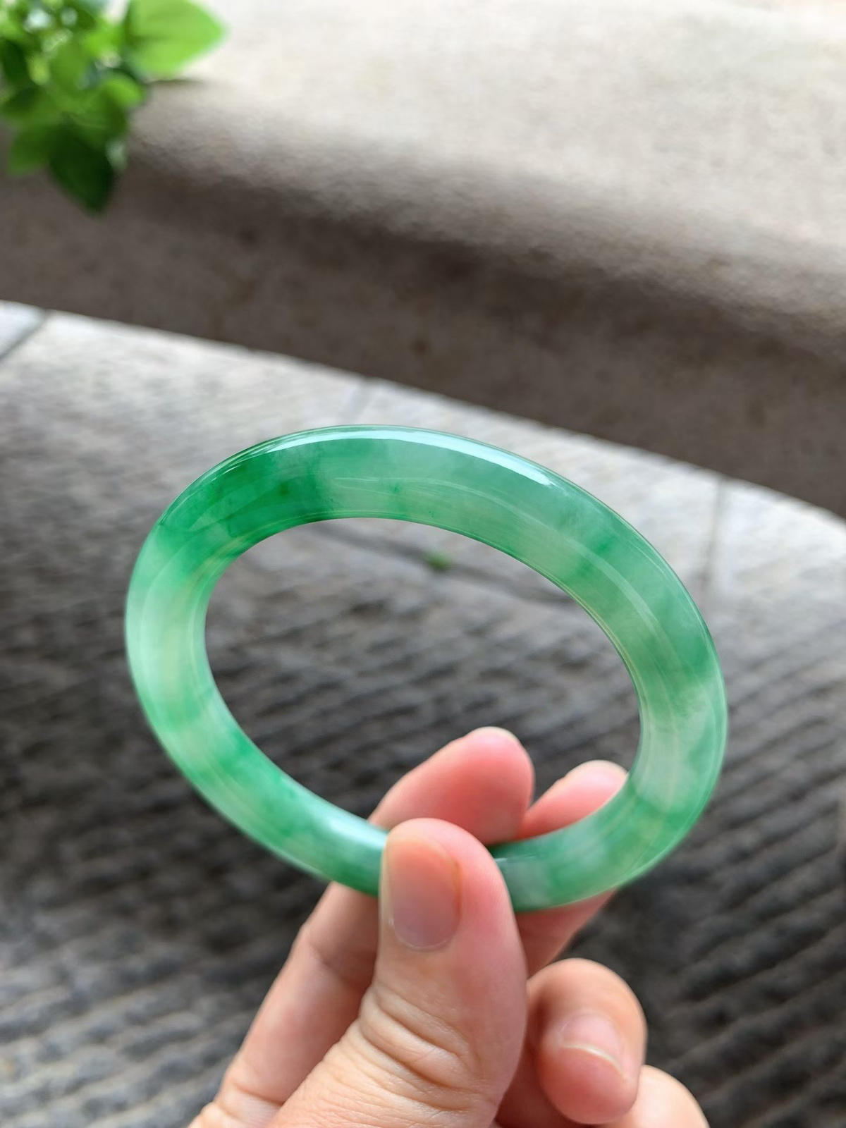 满绿圆条手镯尺寸53.8*9*9 底子细腻干净，通透水润，颜色鲜亮，上手耐看又显贵！