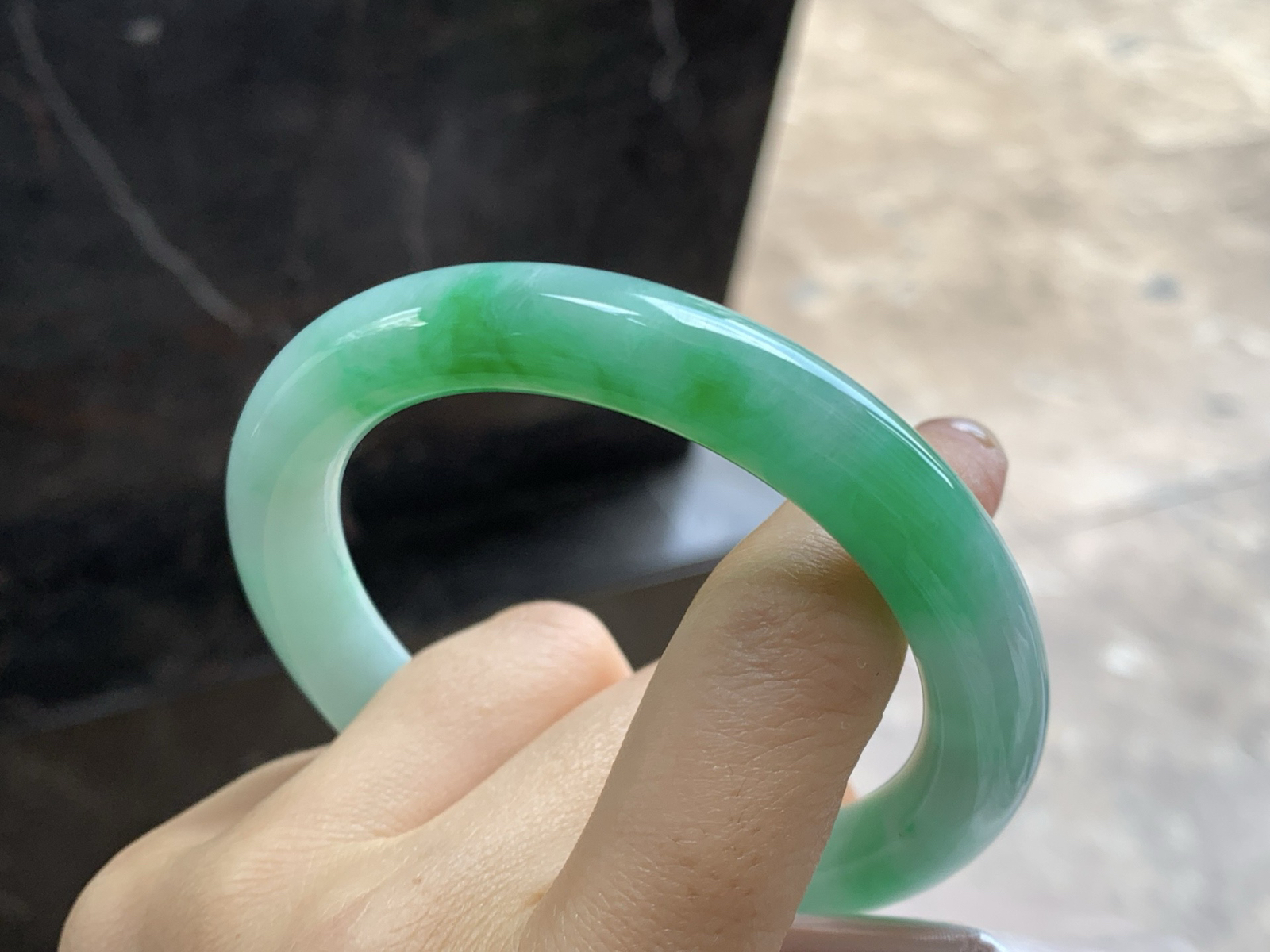 57-10.1

阳绿色圆条手镯^_^肉质细腻 绿色浓郁漂亮