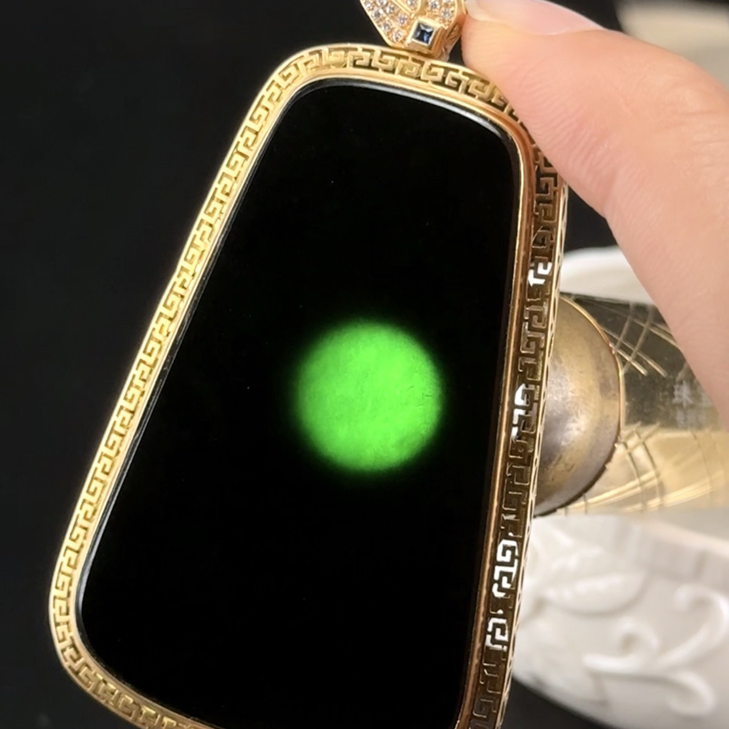 精品18k墨翠无事牌 种好色正 黑度极好 打灯通透 油性十足  尺寸71.8