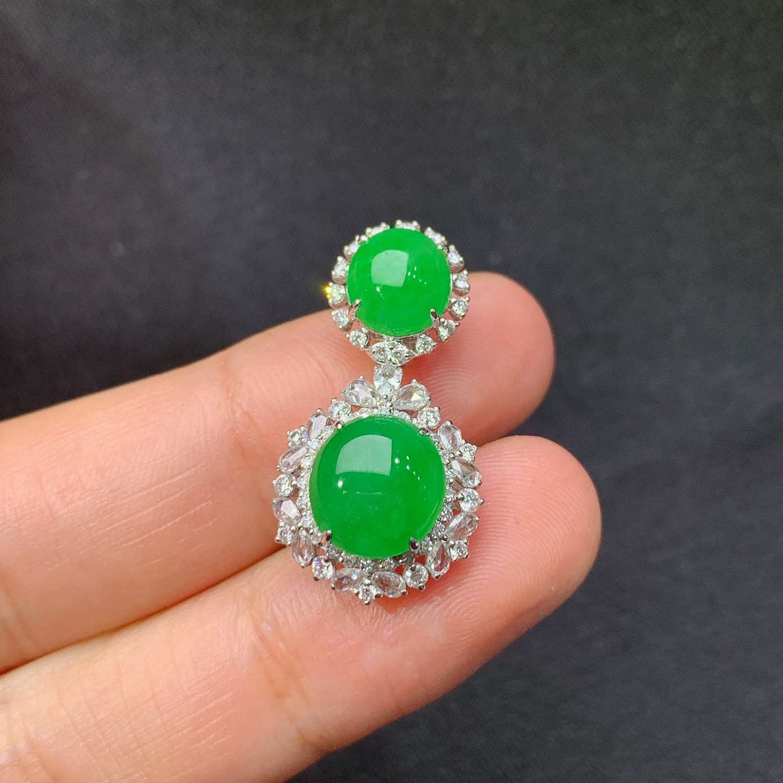 阳绿蛋面吊坠，18k金镶嵌，冰润色阳，玉质细腻，种水足，Ty 尺寸25.4*13.4*7.7