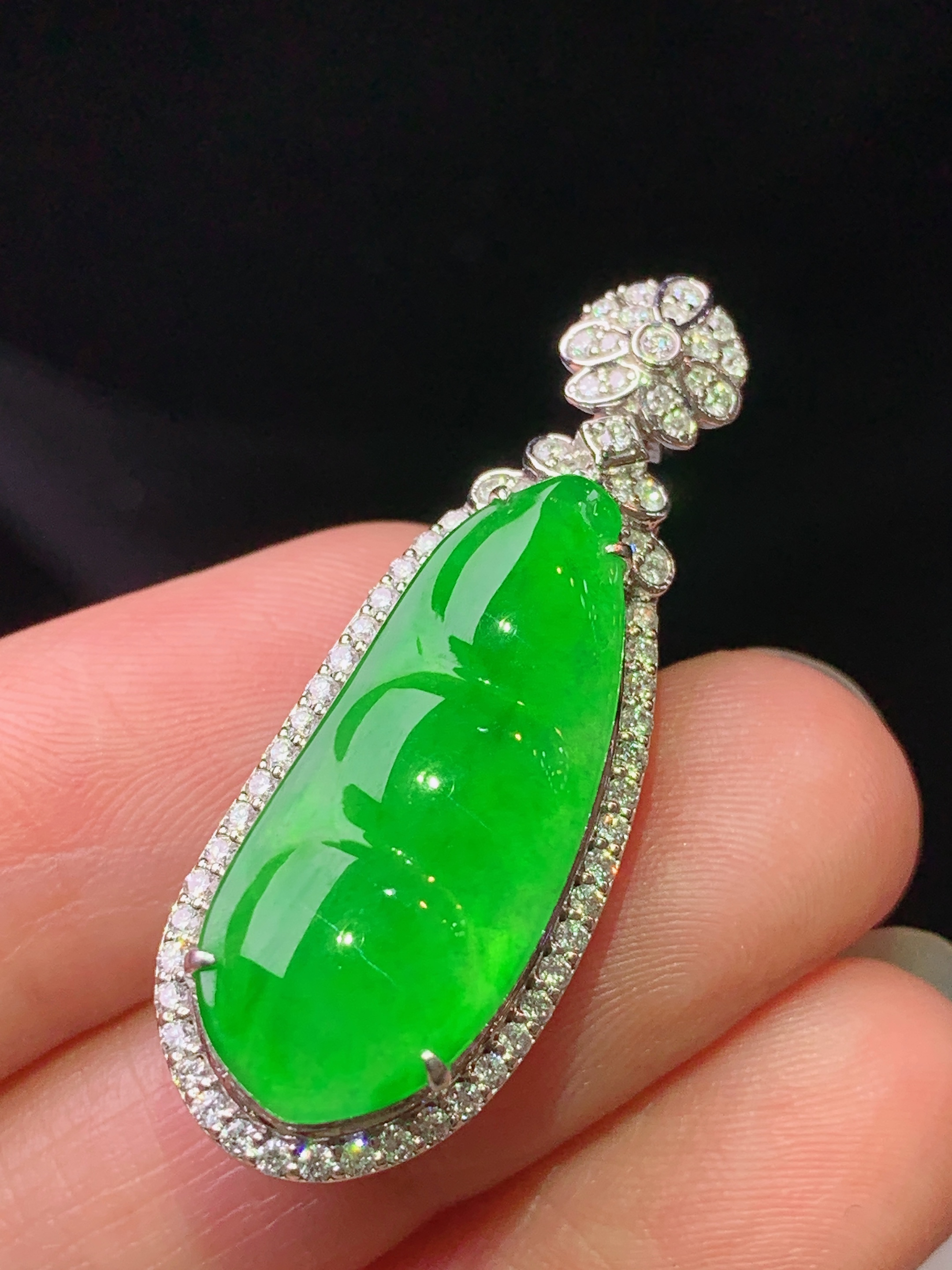 18k金钻镶嵌冰阳绿四季豆吊坠 玉质细腻 色泽艳丽清新 水润亮眼 整体尺寸35.6*13.3*10L2