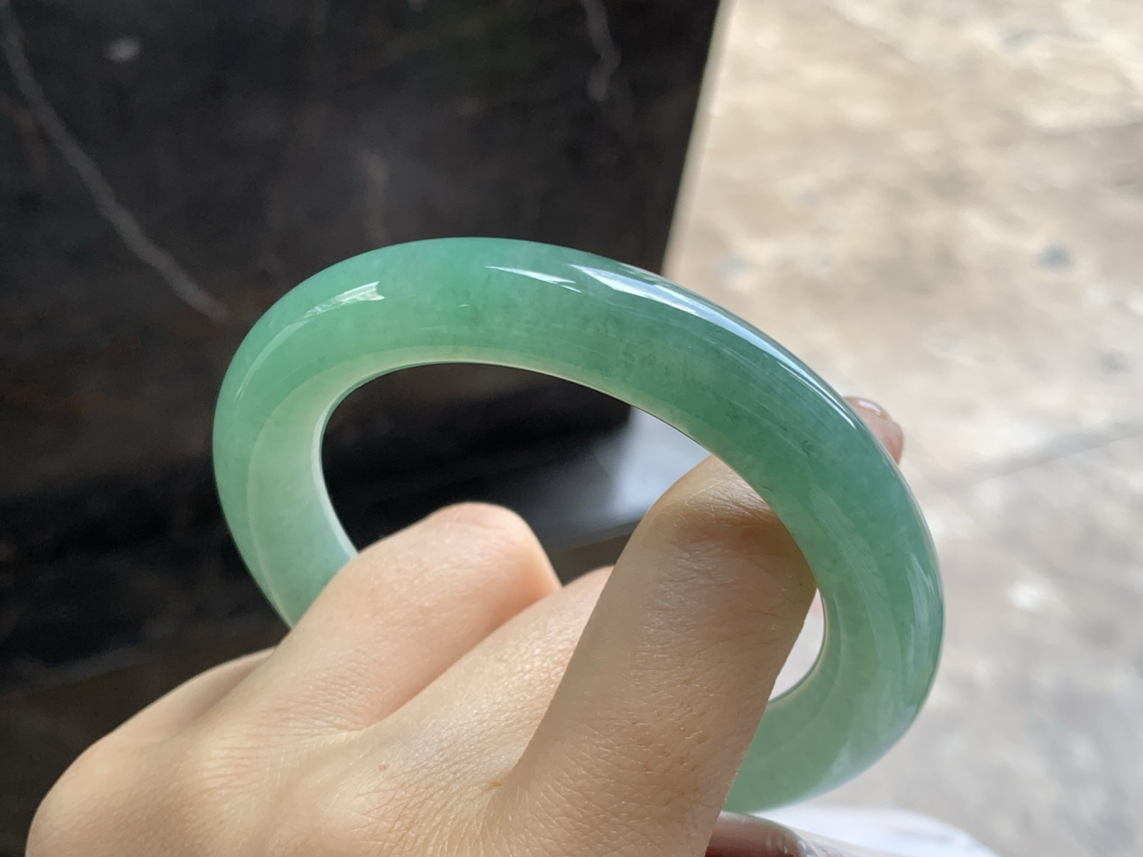 55-11

细糯满色圆条手镯^_^有种有色～上手漂亮耐看