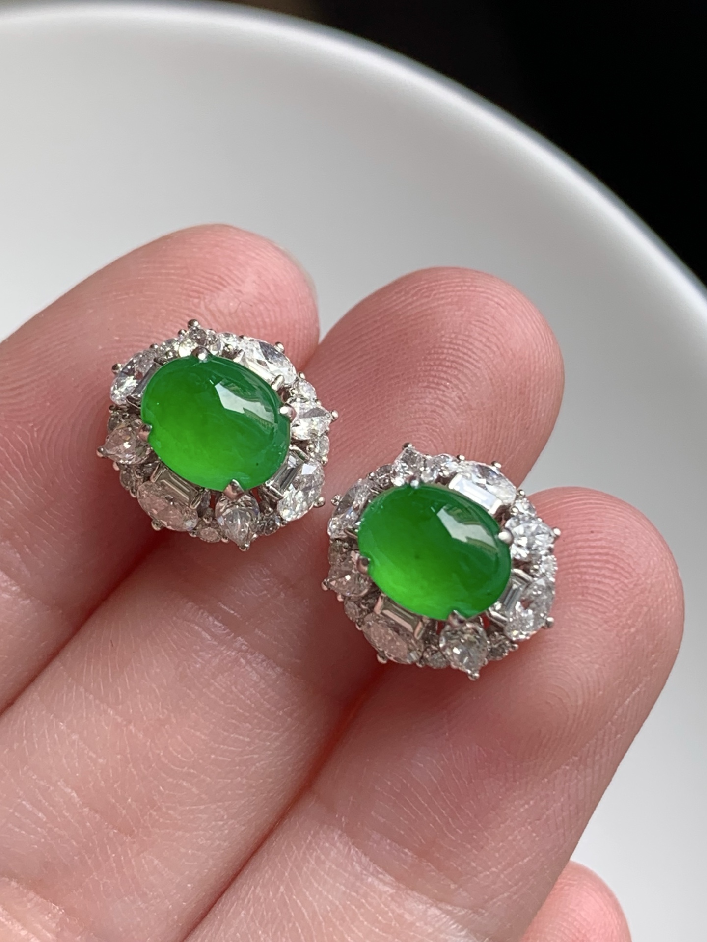 ️，18k金镶嵌蛋面耳钉，种老细腻，色阳浓郁起胶，尺寸：成品：12.1*11*8.1，裸石：7.3*5.8，b17422